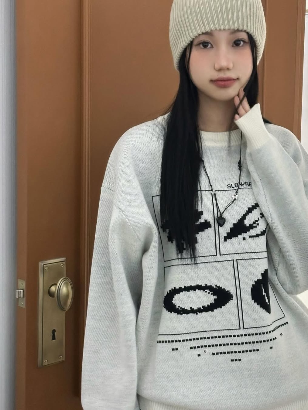 SLOW RECORD HOUSE Universe Logo Knit Ivory 착용 스타일 - 4