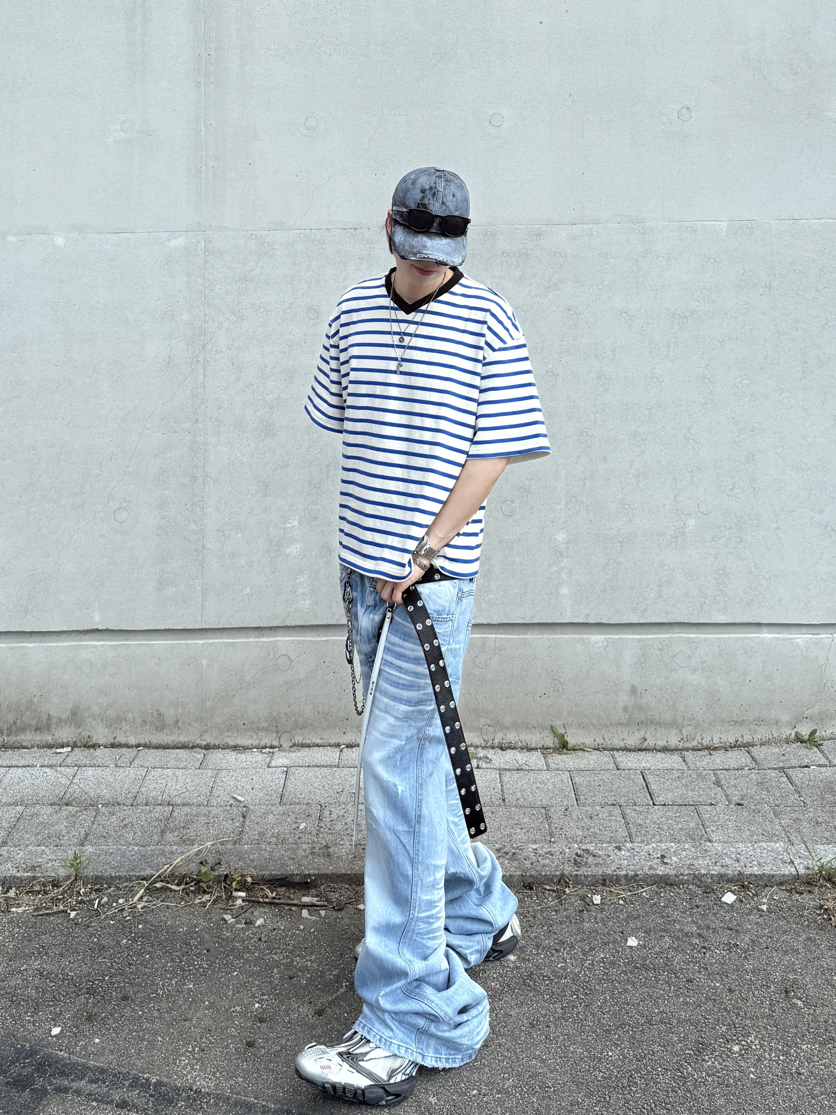 Nonnod Cropped V-neck T-shirt Blue stripe, Kamien x MJD Double Hole Belt Black Shearling Calfskin 착용 스타일 - 8