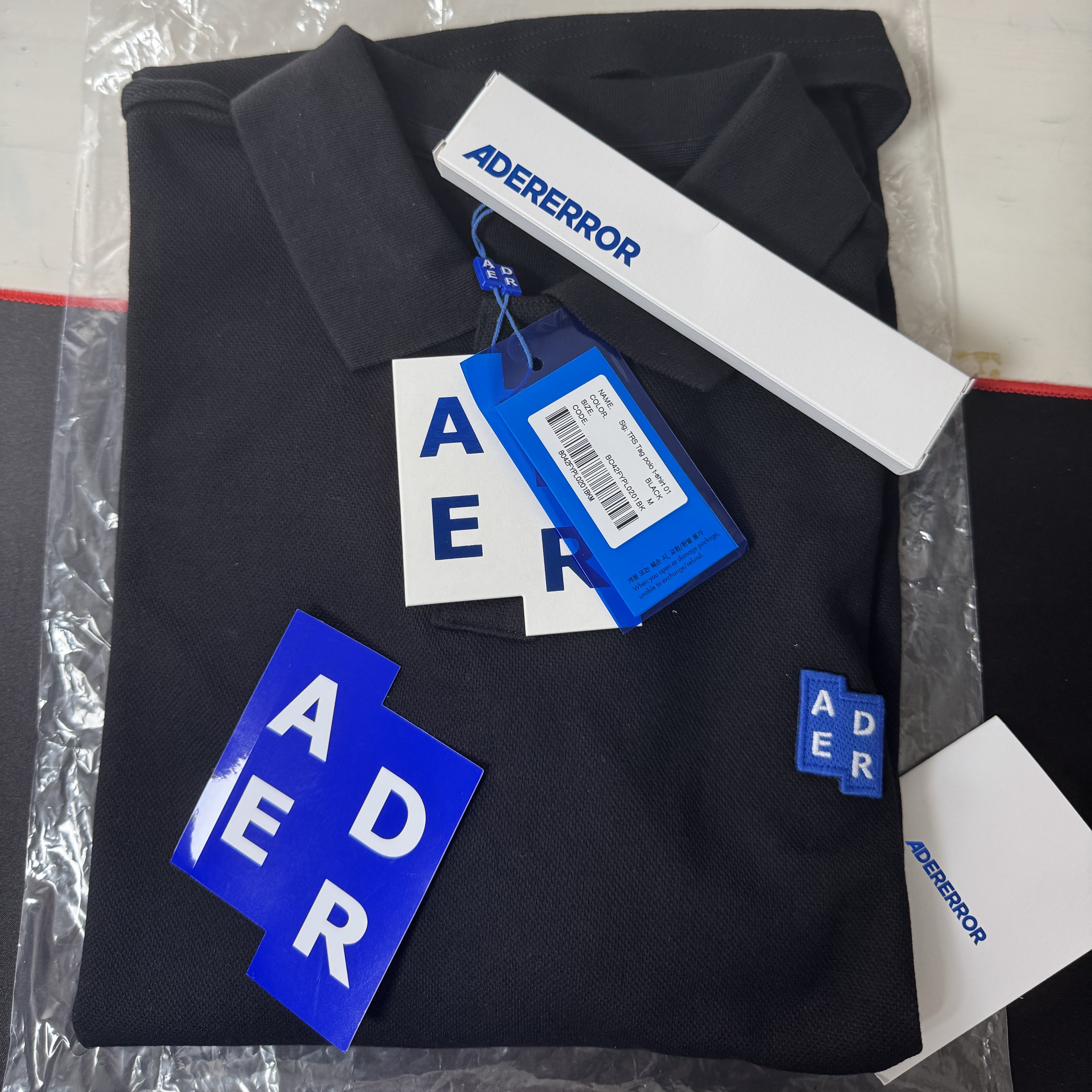 Ader Error Sig; TRS Tag Polo T-Shirt 01 Black 착용 스타일