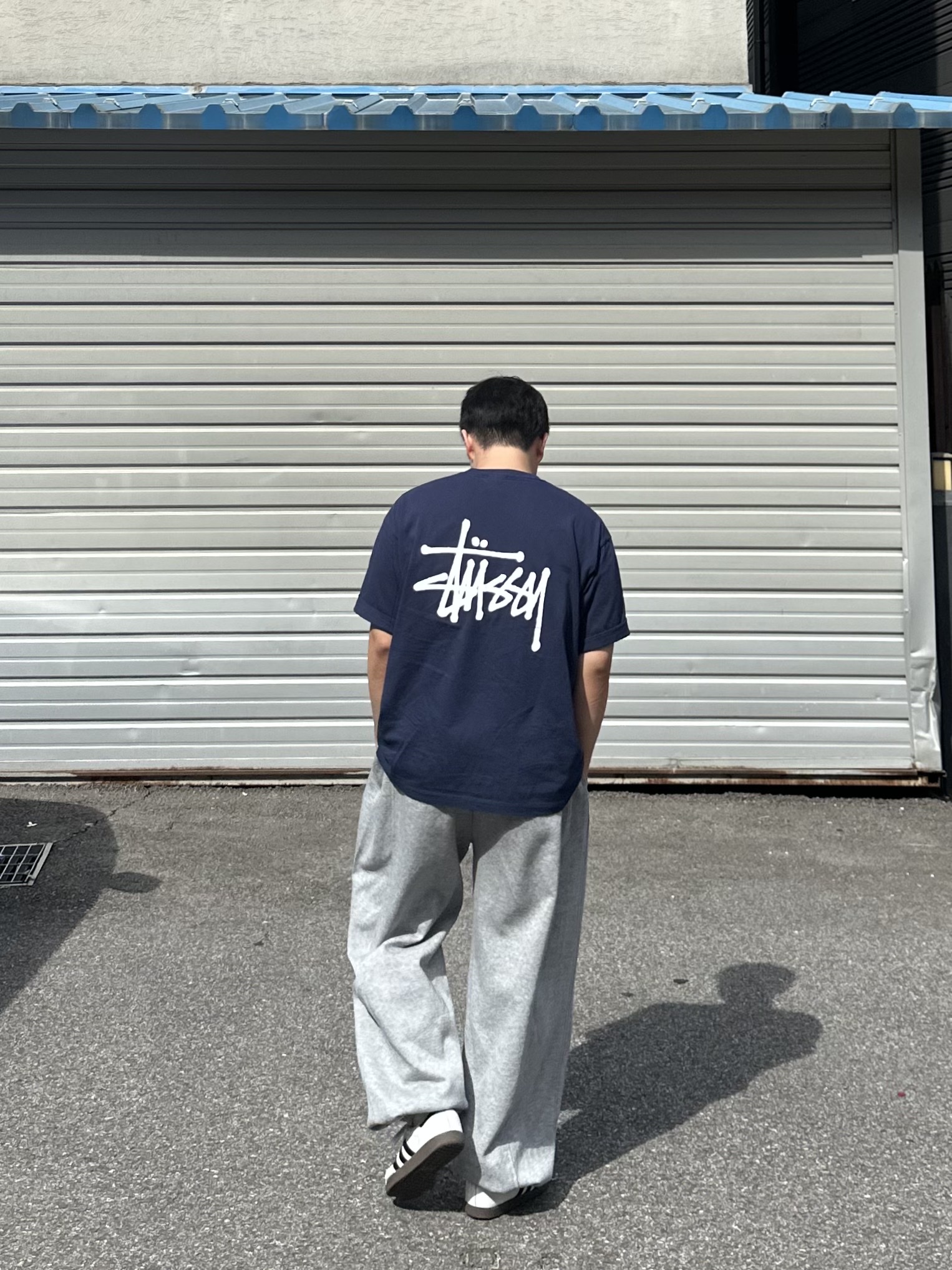 Stussy Basic Stussy T-Shirt Navy 2024, 2025, Adidas Samba OG Cloud White 착용 스타일 - 2