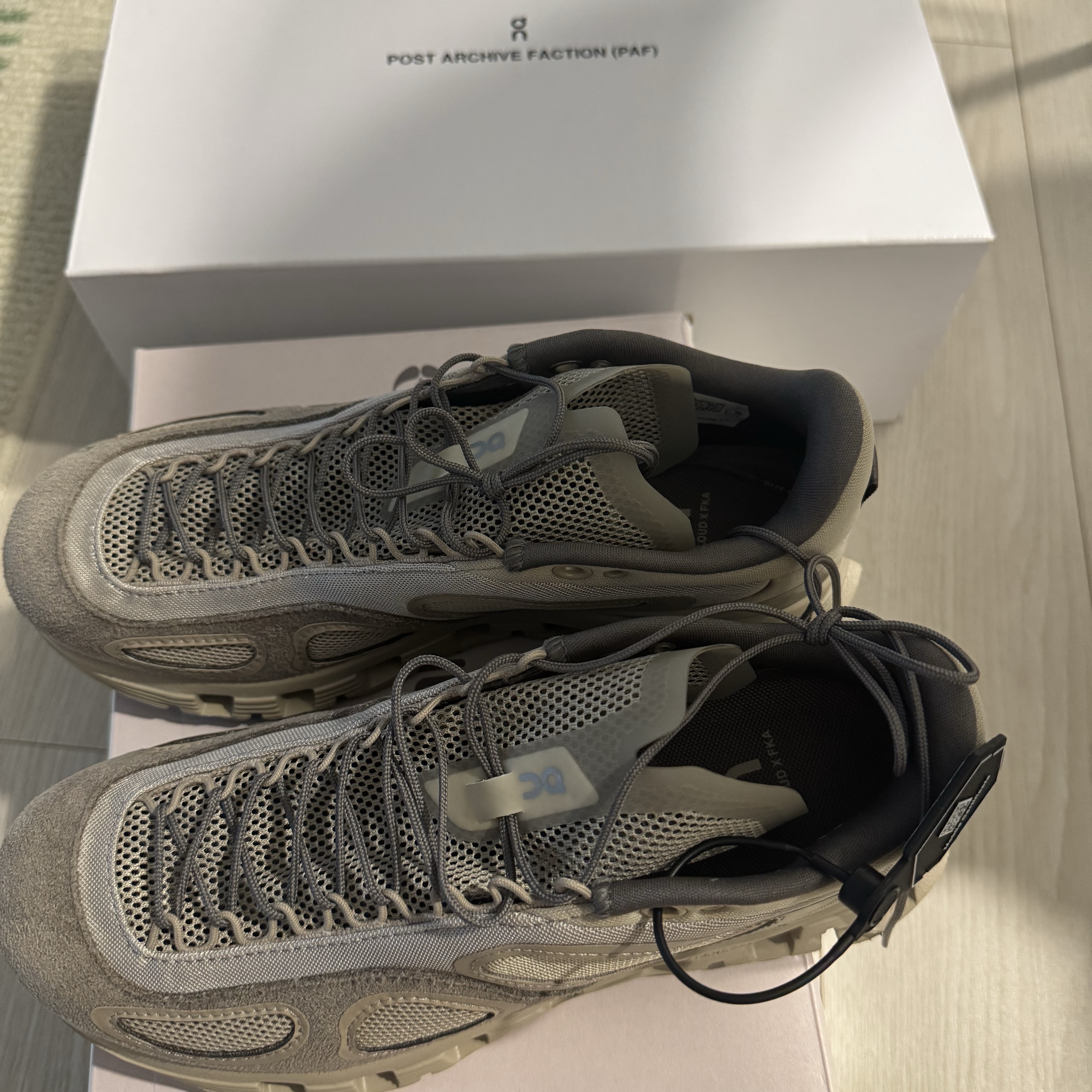 (W) On Running x FKA Twigs Cloud X 4 Desert 착용 스타일