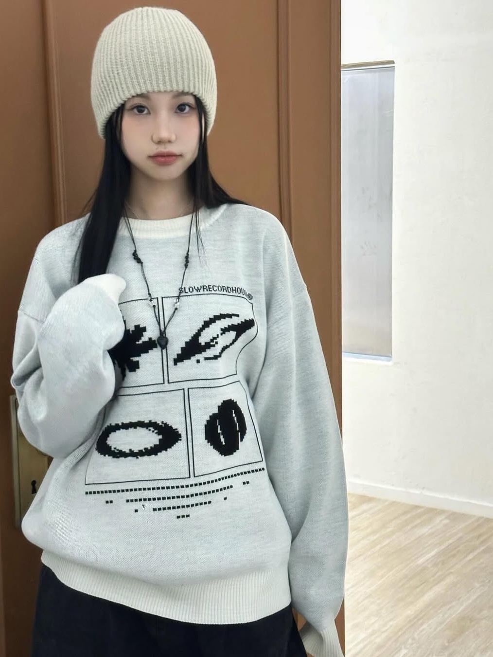 SLOW RECORD HOUSE Universe Logo Knit Ivory 착용 스타일 - 3