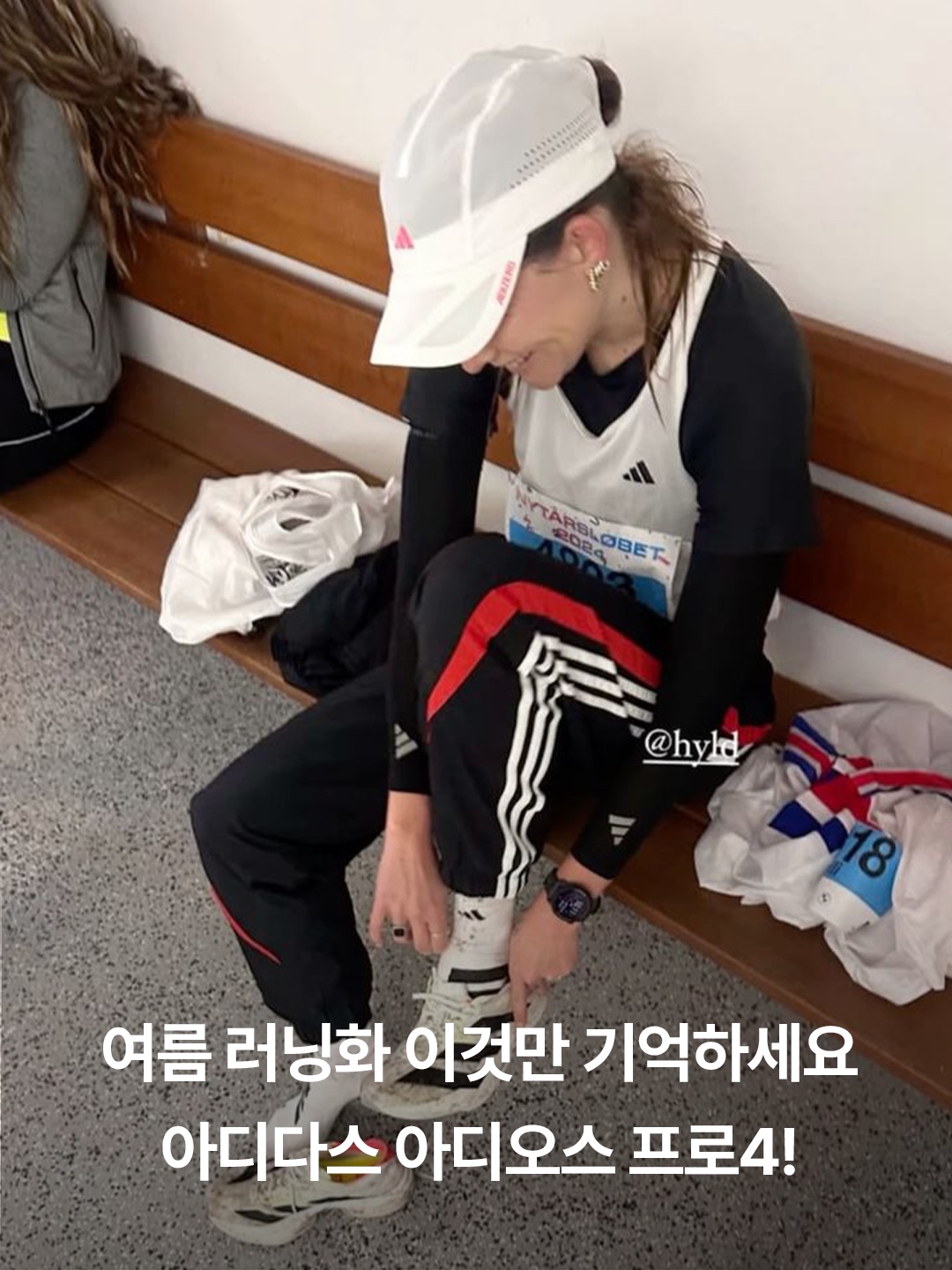 Adidas Adizero Adios Pro 4 Cloud White Core Black, Adidas Adizero Adios Pro 4 Off White Better Scarlet 착용 스타일 - 2