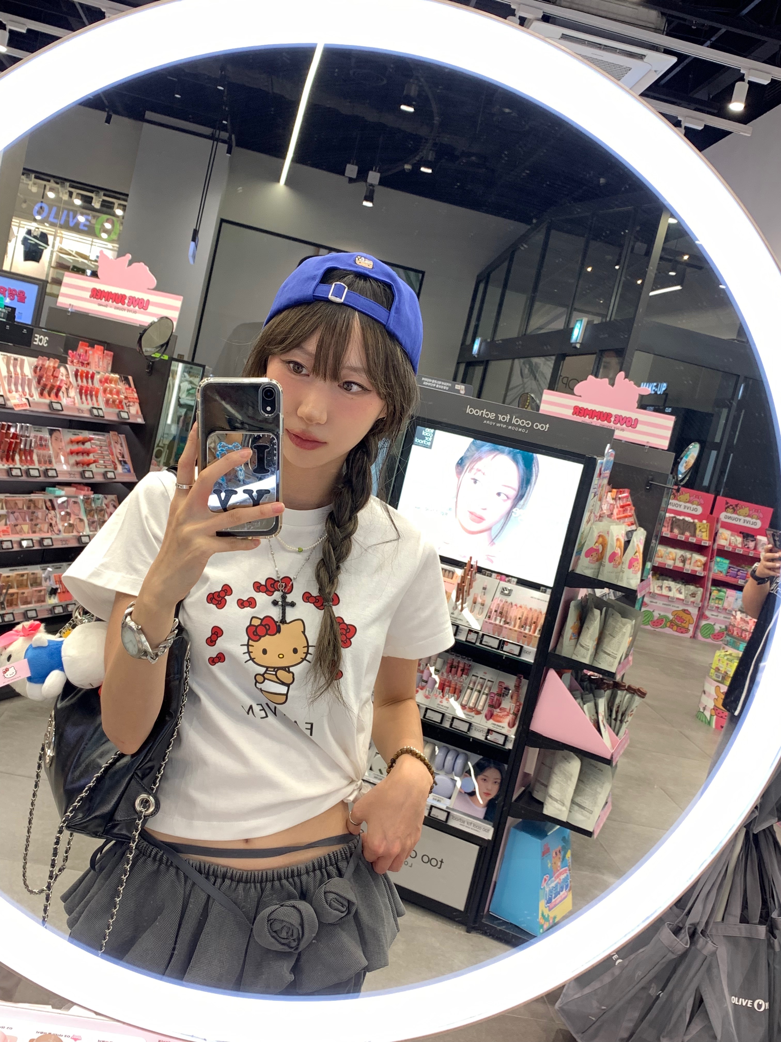 Farven x Tanning Hello Kitty Ribbon T-Shirt_White, Farven x Tanning Hello Kitty Embroidered Ball Cap_Blue 착용 스타일 - 2