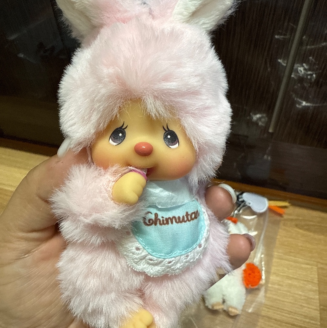 Monchhichi Chimutan Keychain Pink 착용 스타일