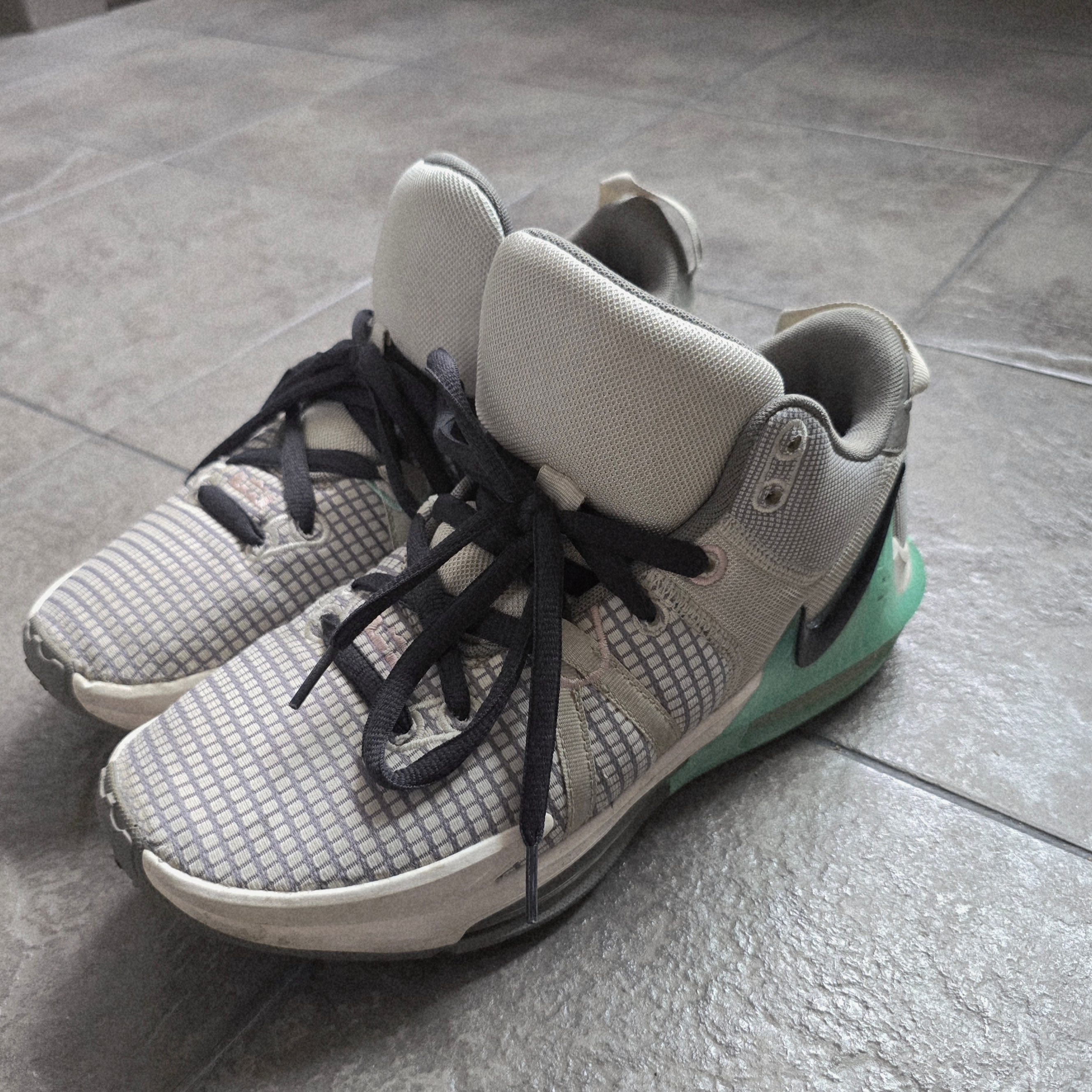 Nike LeBron Witness 7 EP Light Bone Black 착용 스타일