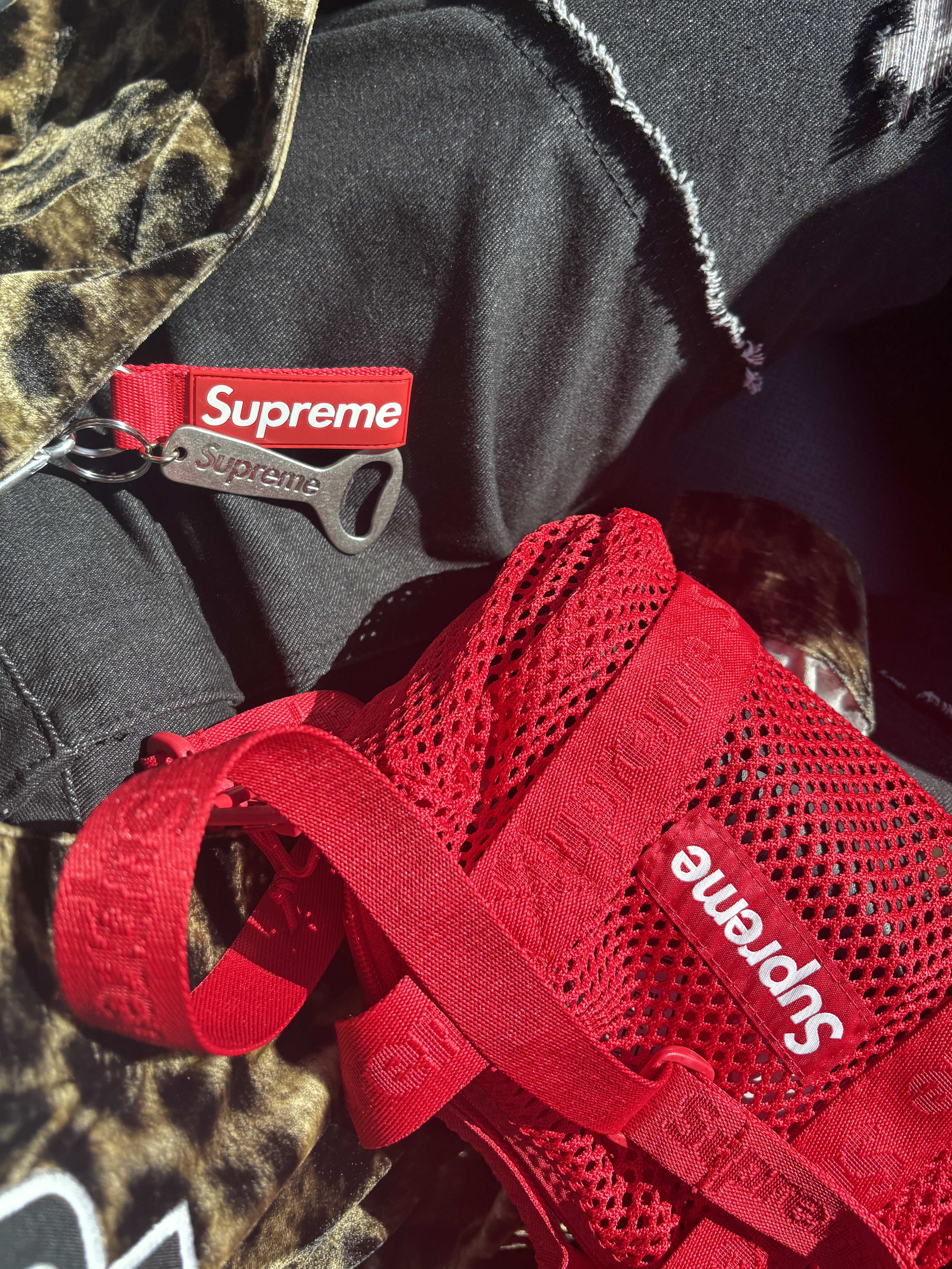 Supreme Webbing Keychain Red - 23SS, Supreme Bottle Opener Keychain Silver - 24FW 착용 스타일