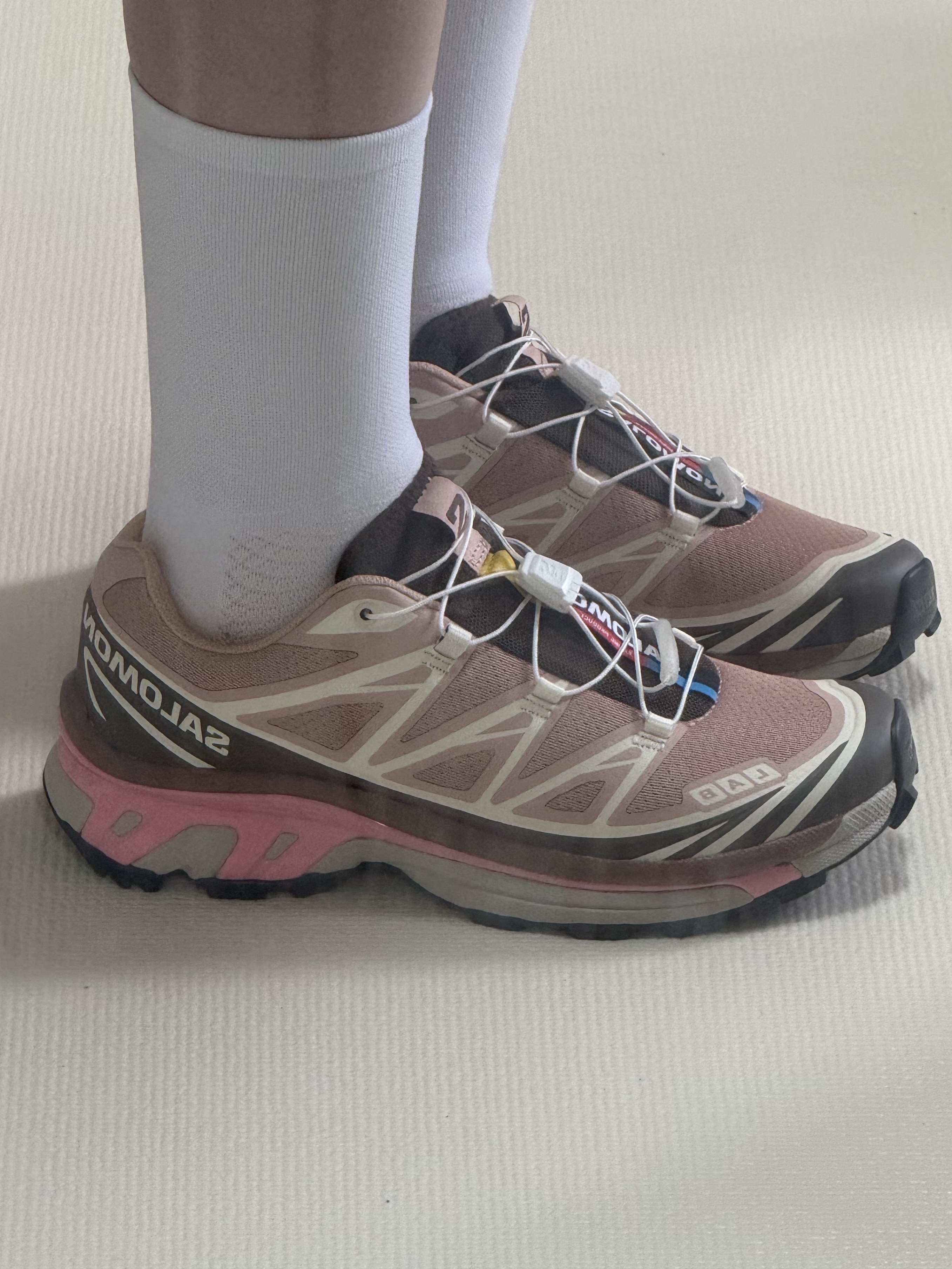 Salomon XT-6 Mahogany Rose Earth Brown 착용 스타일 - 4