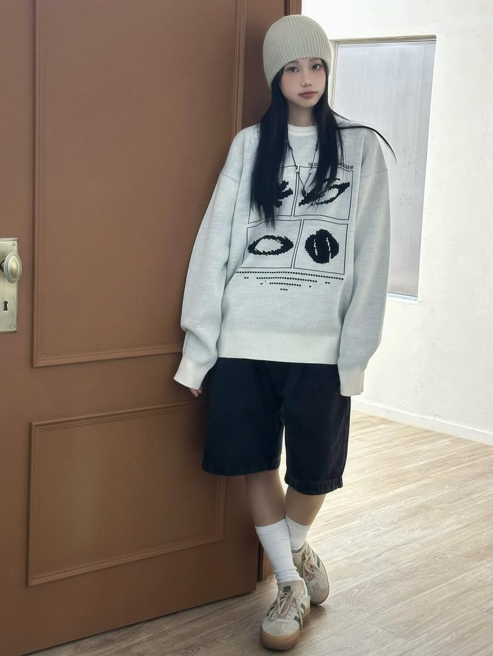 SLOW RECORD HOUSE Universe Logo Knit Ivory 착용 스타일 - 6