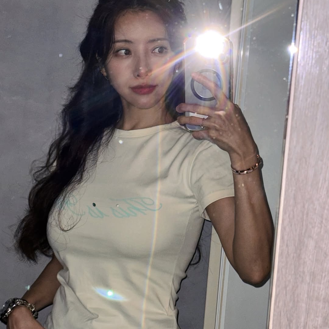 THIS IS FINE Cropped Signature Tee Cream 착용 스타일 - 2