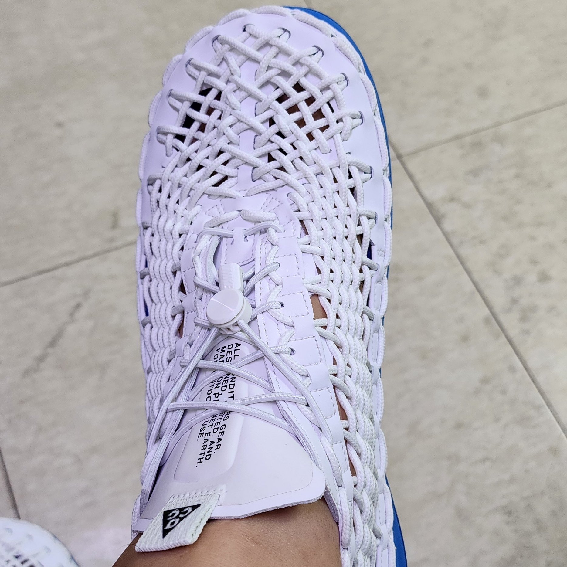 Nike ACG Watercat+ Summit White Light Photo Blue 착용 스타일 - 2