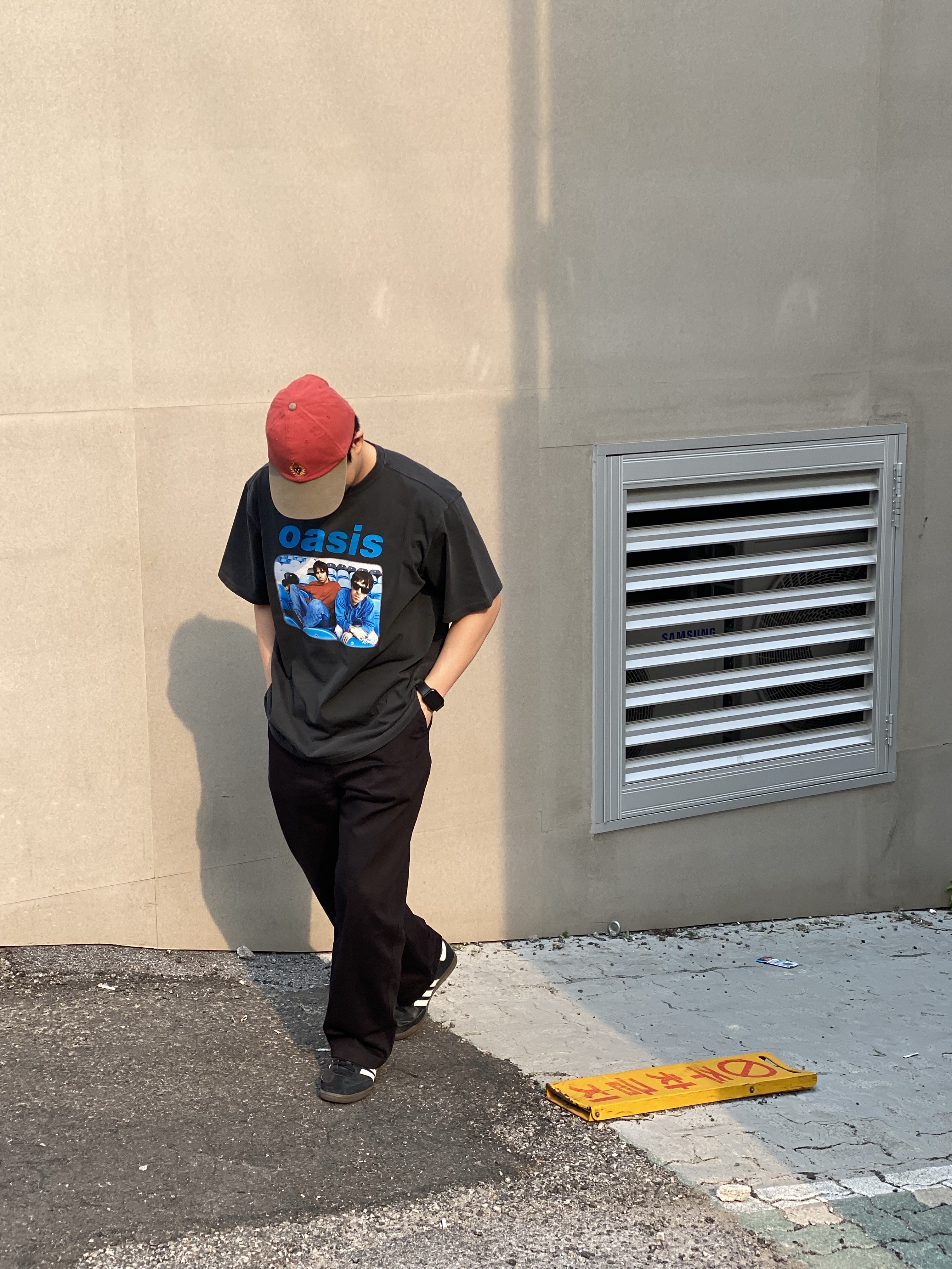 Noice x Oasis Maine Road T-Shirt Charcoal, Nike Moon Racer Sail Solar Blue 착용 스타일 - 1