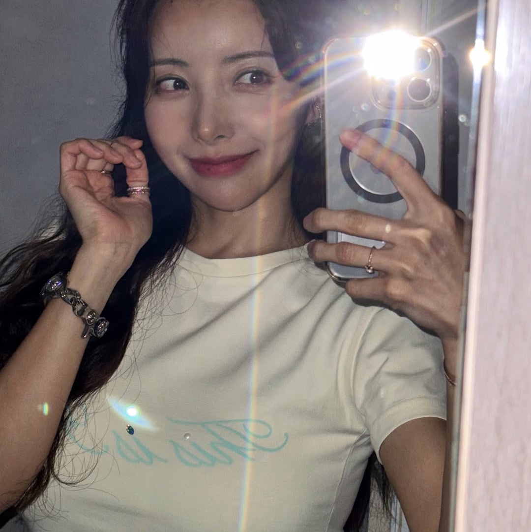 THIS IS FINE Cropped Signature Tee Cream 착용 스타일 - 1