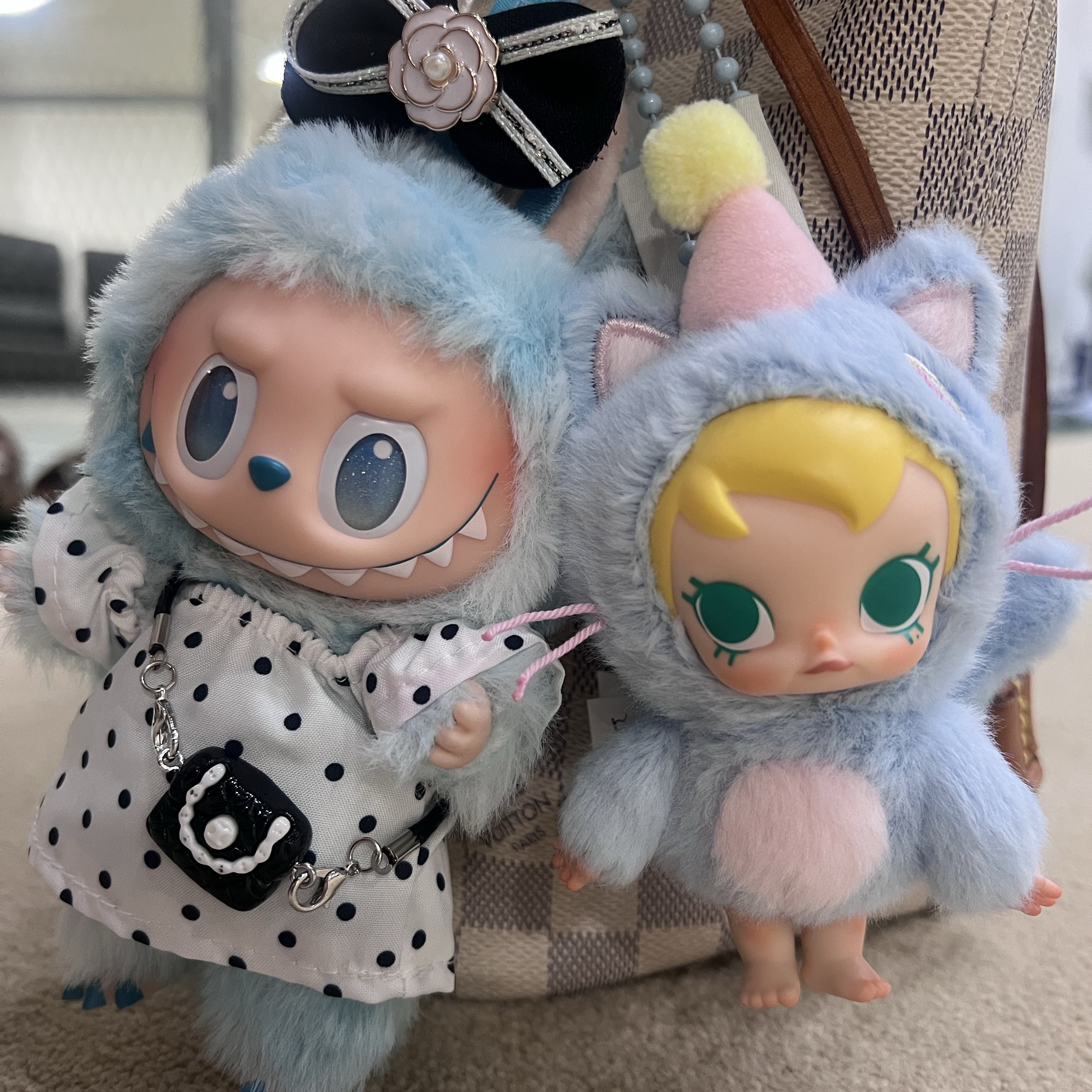 Pop Mart Baby Molly Pocket Friends Series Vinyl Plush Pendant Feeling Blue (Opened Case), Pop Mart Labubu The Monsters Highlight Series Hope Keyring (Opened Case) 착용 스타일