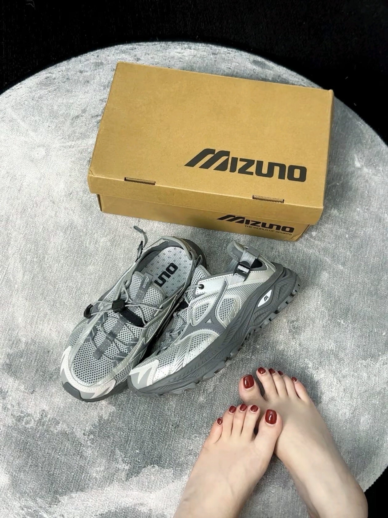 Mizuno Racer Trail SE Silver Grey, New Balance Minimus MT10O Slate Grey Silver Metallic 착용 스타일 - 1