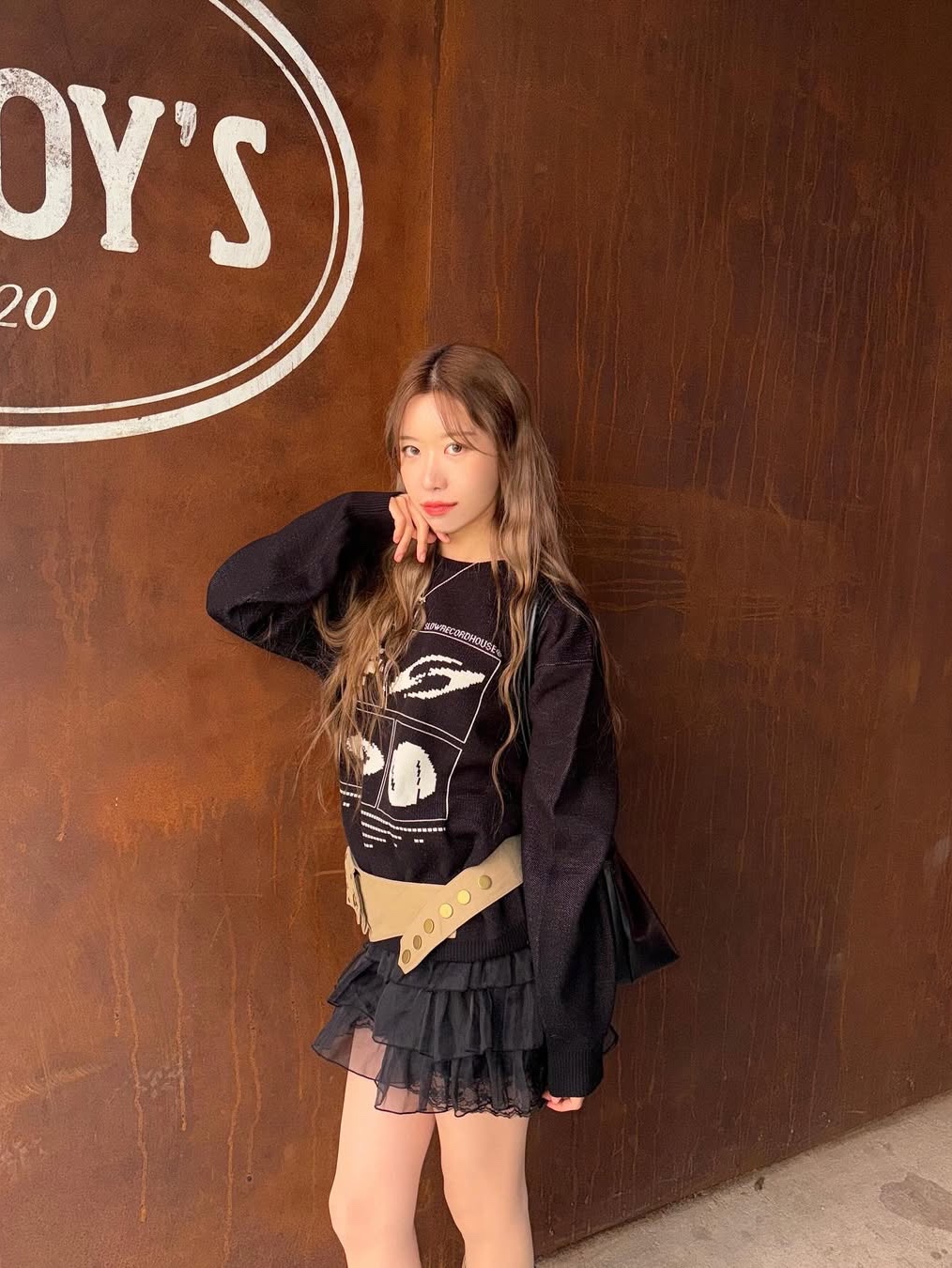SLOW RECORD HOUSE Universe Logo Knit Black 착용 스타일 - 1