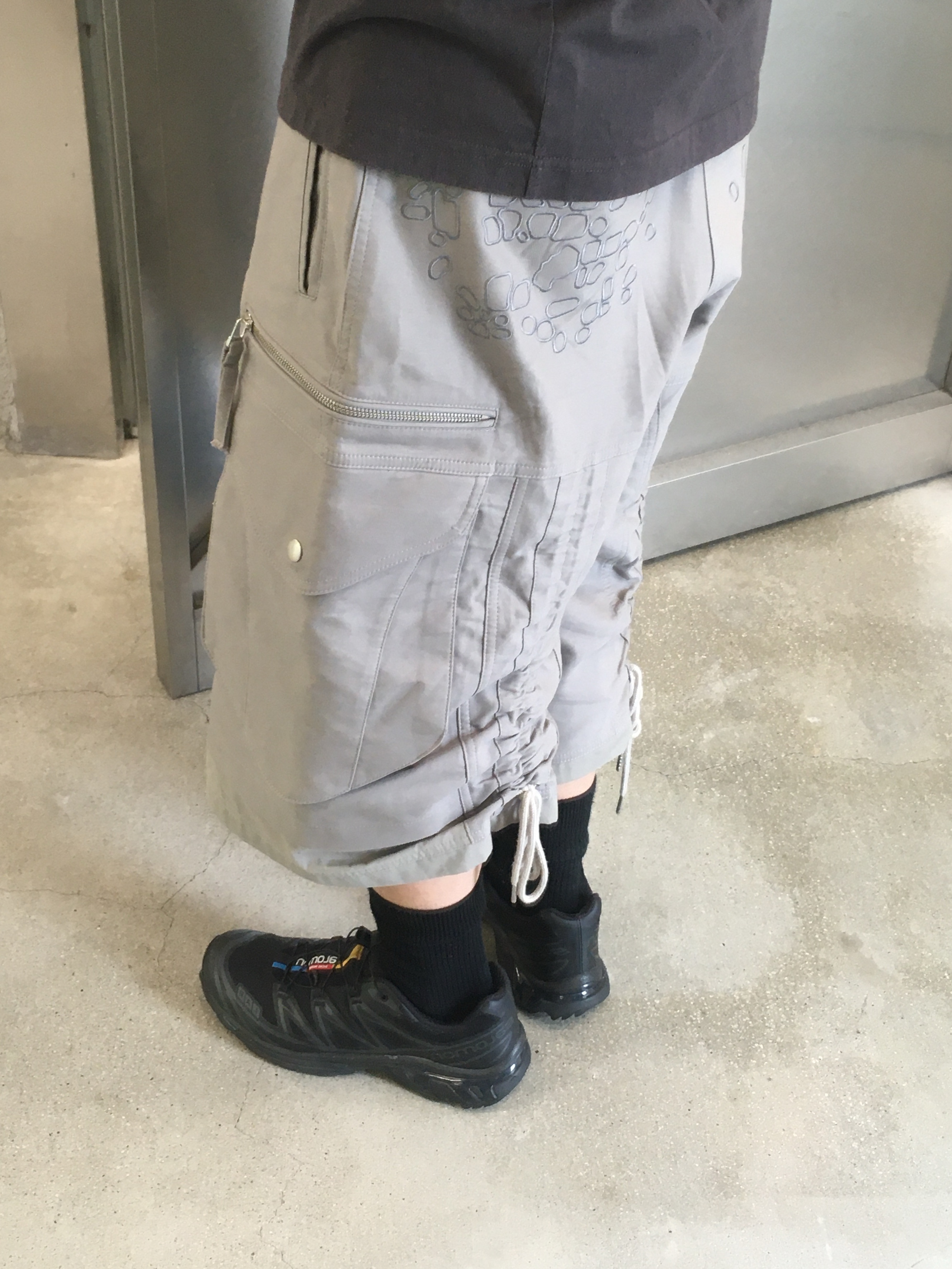 Ignota Core:12 Cord Cargo Shorts Light Grey, Salomon XT-6 ADV Black 착용 스타일 - 1