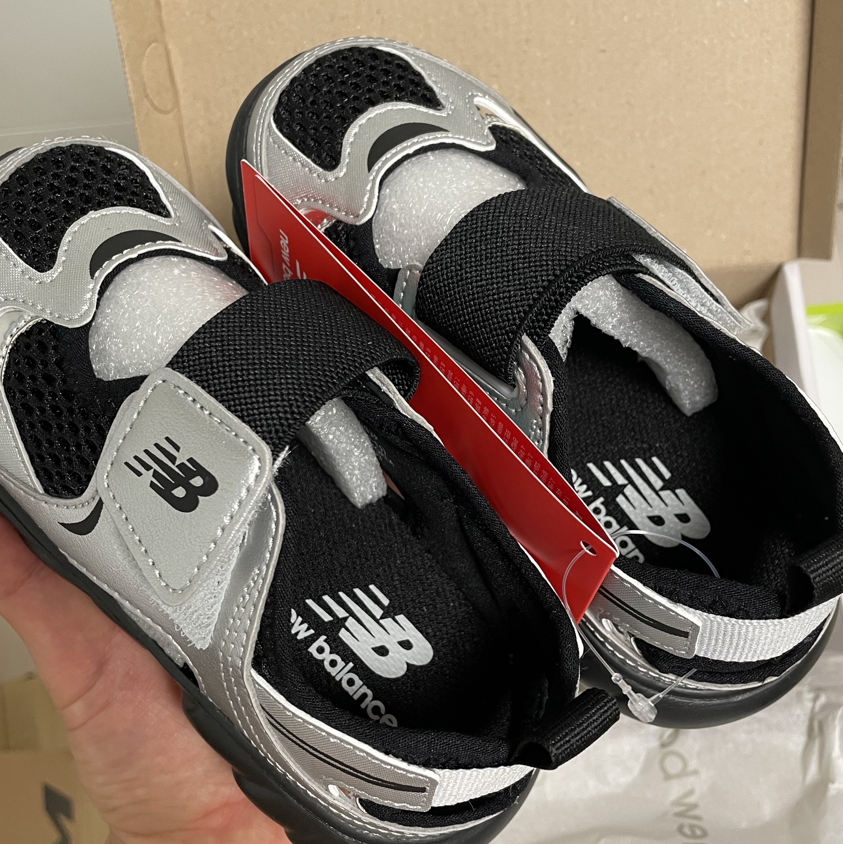 (Kids) New Balance Freedle 920 Sandal Gray 착용 스타일