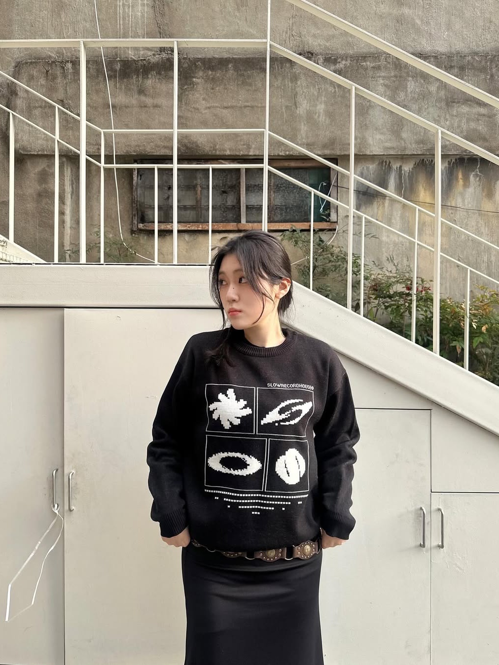 SLOW RECORD HOUSE Universe Logo Knit Black 착용 스타일 - 5