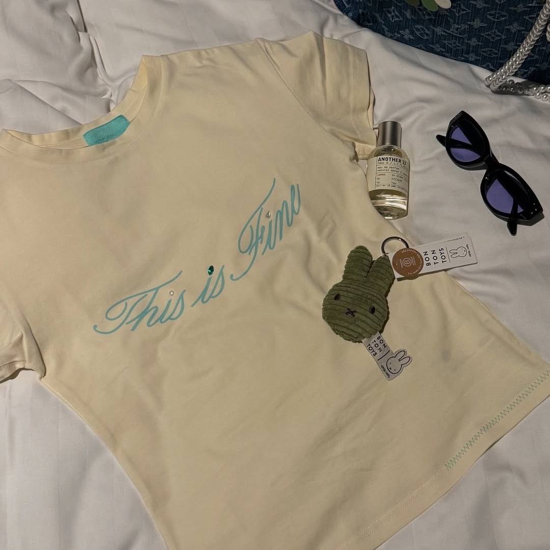THIS IS FINE Cropped Signature Tee Cream 착용 스타일 - 6