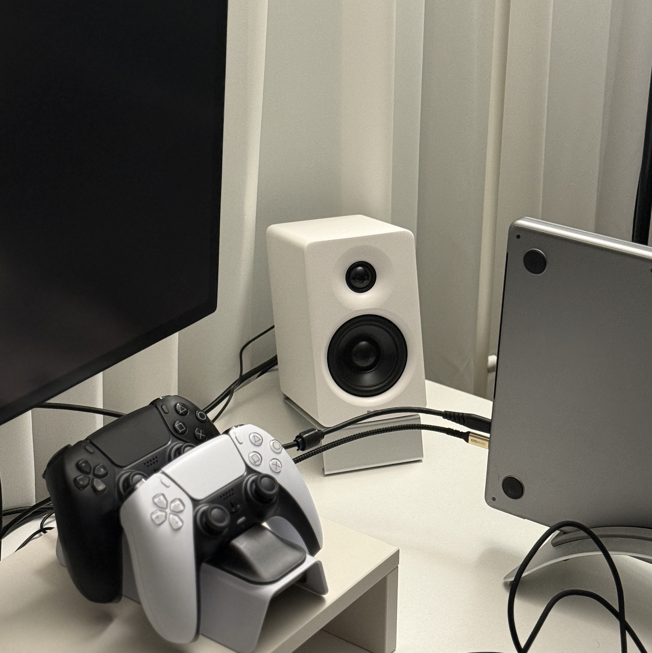 Britz BR-Monitor6 Bluetooth Studio Monitor Speaker White 착용 스타일