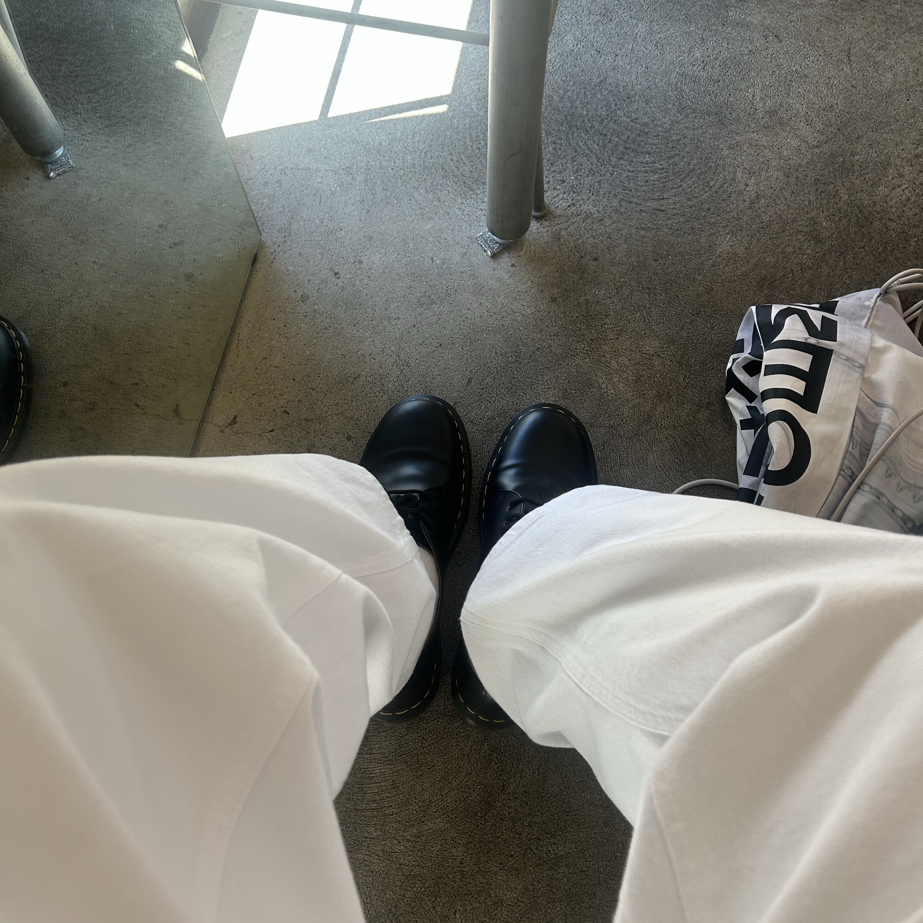 Dr. Martens 1461 Smooth Black, Casio LTP-V007L-7B2 착용 스타일 - 1