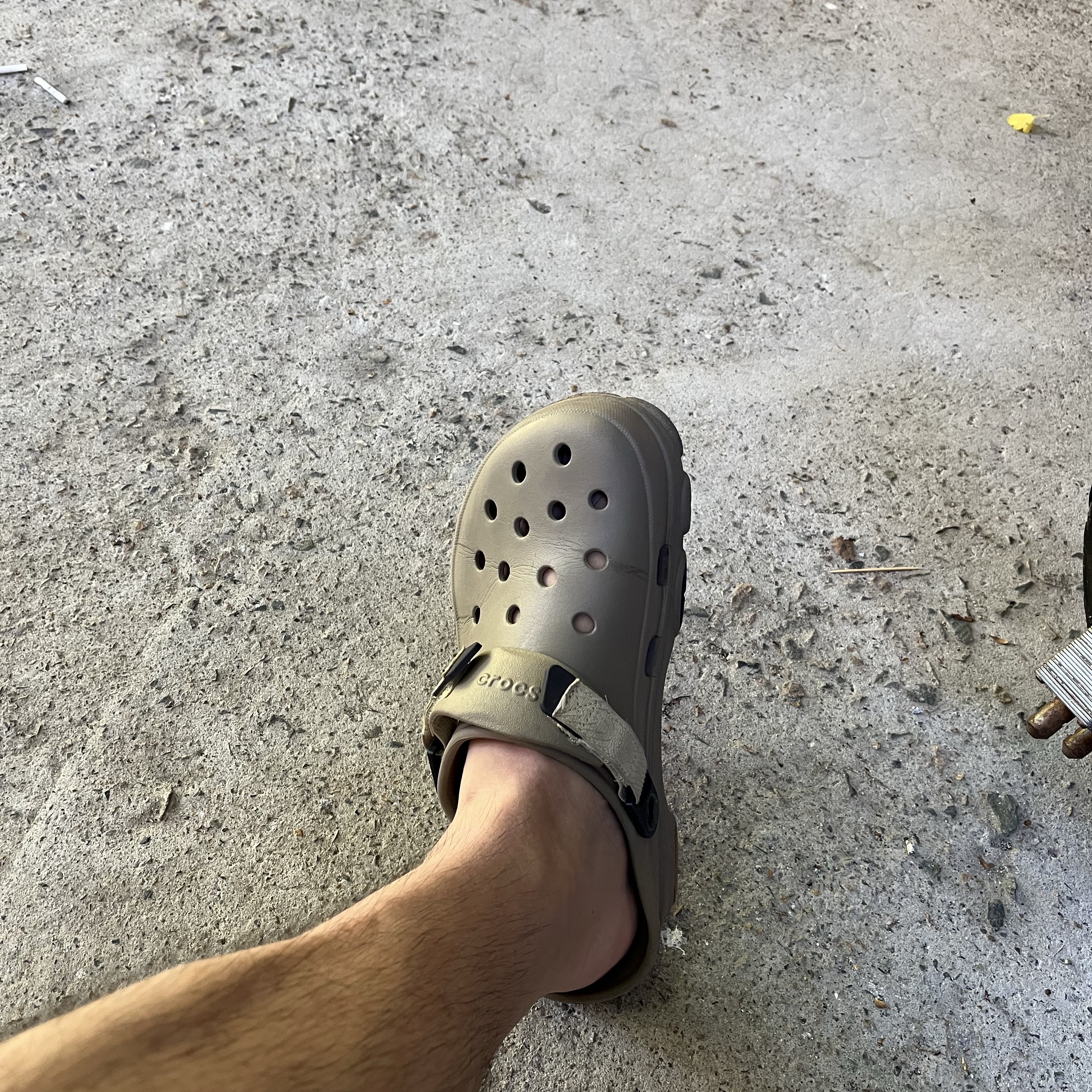 Crocs All Terrain Clog Khaki 착용 스타일