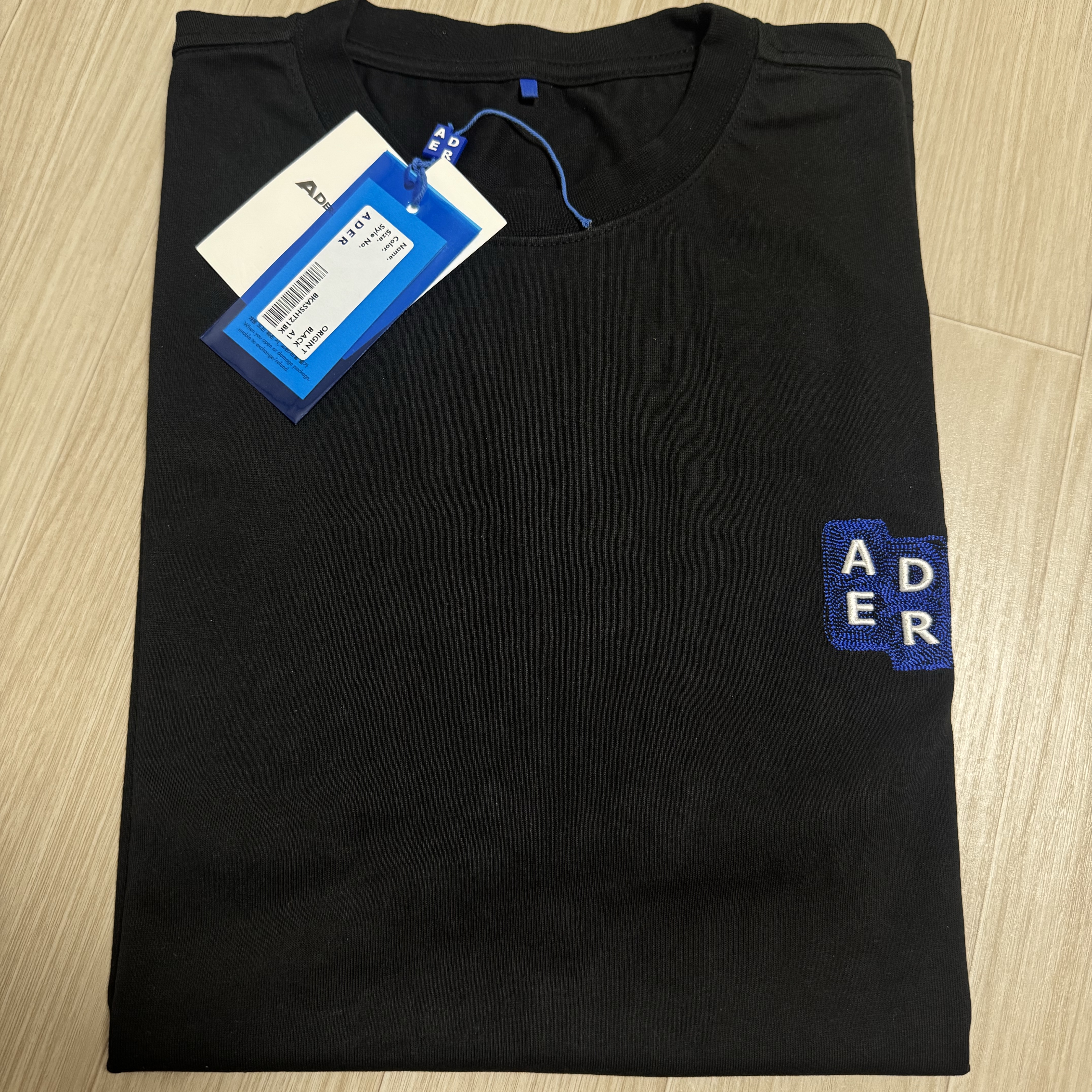 Ader Error Sig; TRS/BL Tag T-Shirt 01 Black 착용 스타일