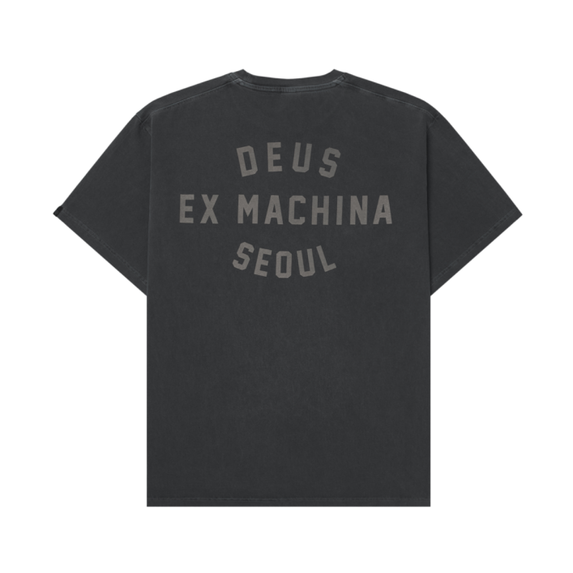 데우스 엑스 마키나 다이드 서울 컬리지 어드레스 티셔츠 차콜(Deus Ex Machina Dyed Seoul College Address T-Shirt Charcoal)