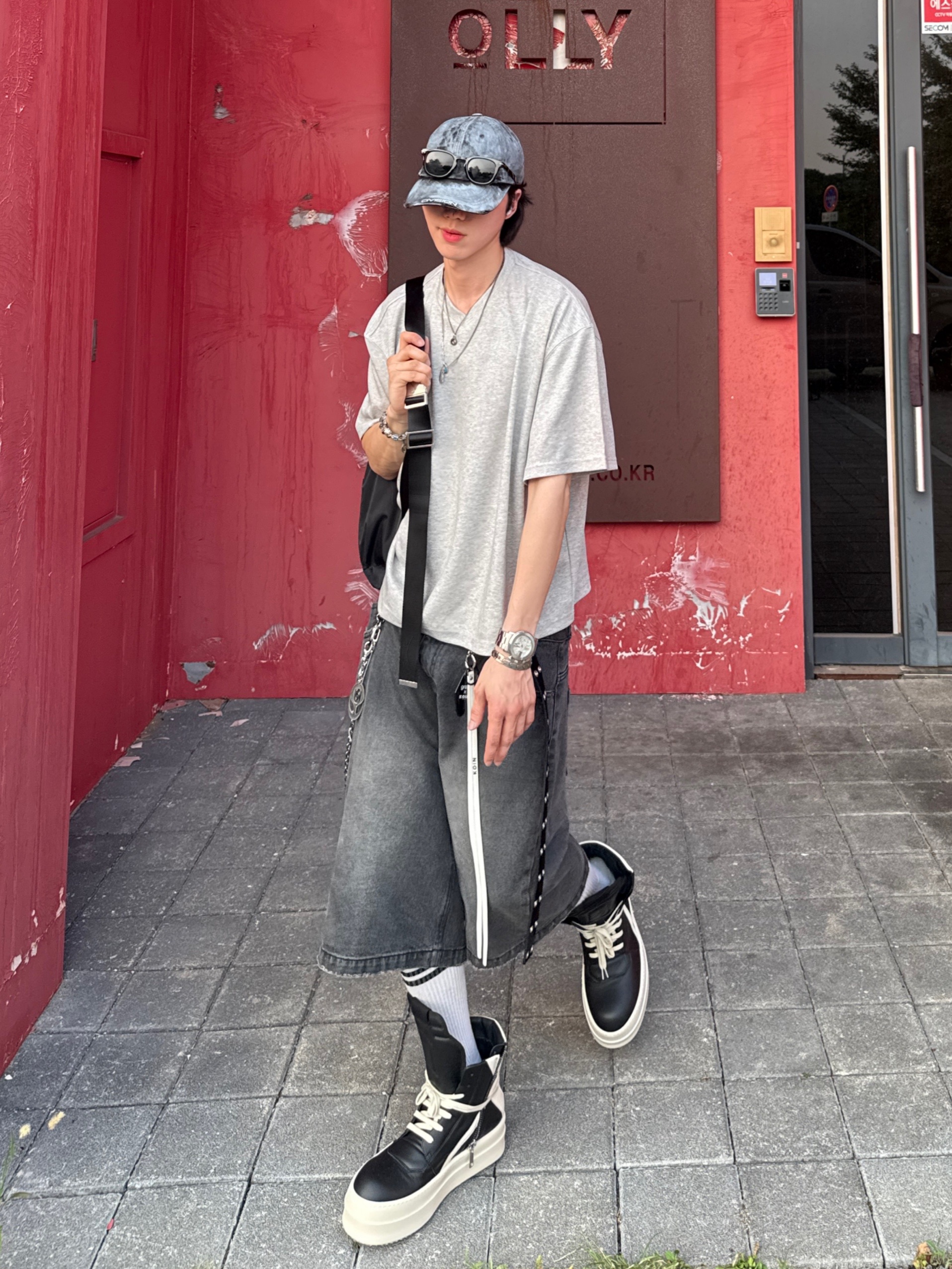 Nonnod Cropped V-Neck T-Shirt Grey, Rick Owens Hollywood Mega Bumper Geobasket in Full Grain Calf Leather Black Milk 착용 스타일 - 9