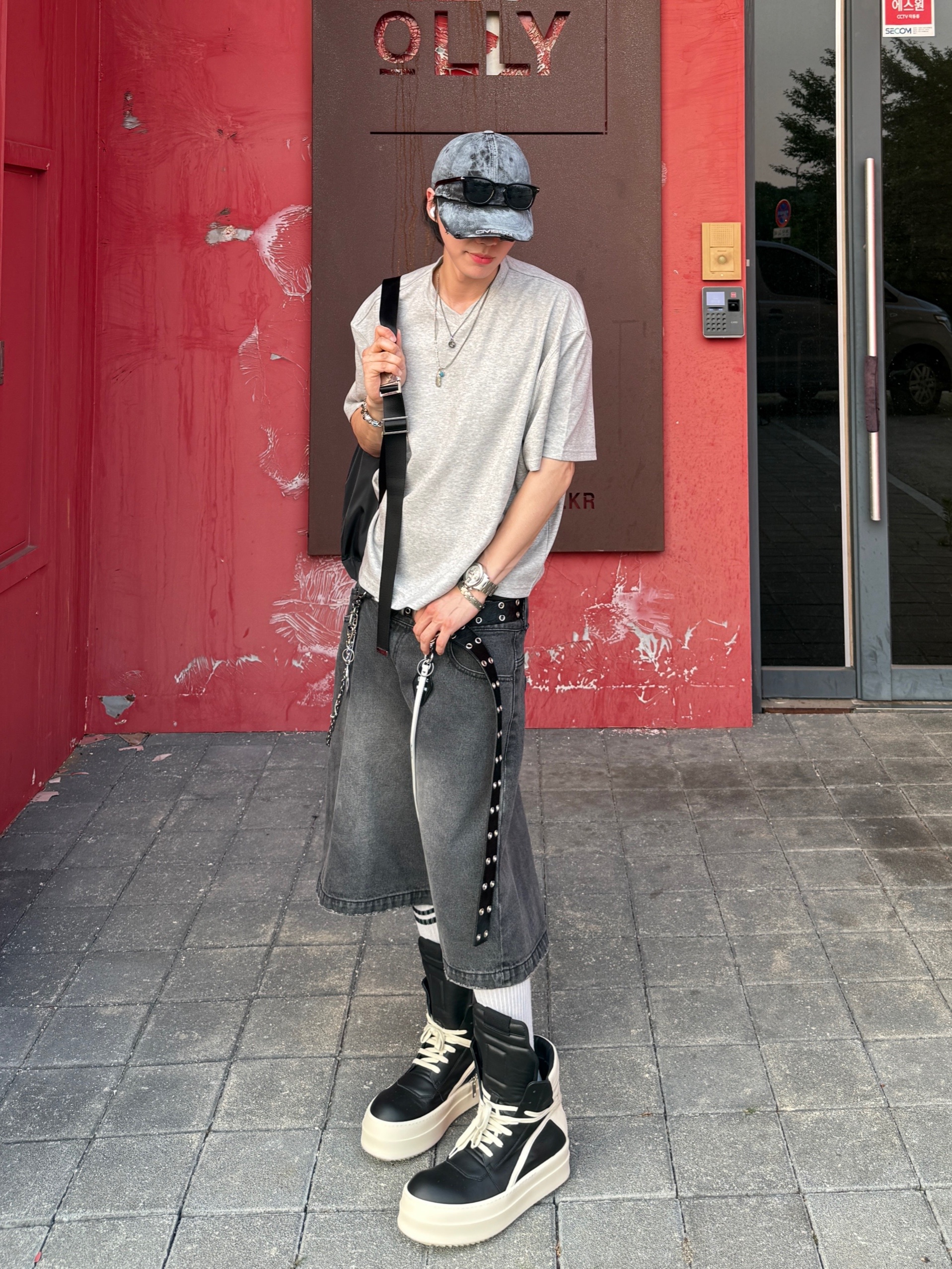 Nonnod Cropped V-Neck T-Shirt Grey, Rick Owens Hollywood Mega Bumper Geobasket in Full Grain Calf Leather Black Milk 착용 스타일 - 10