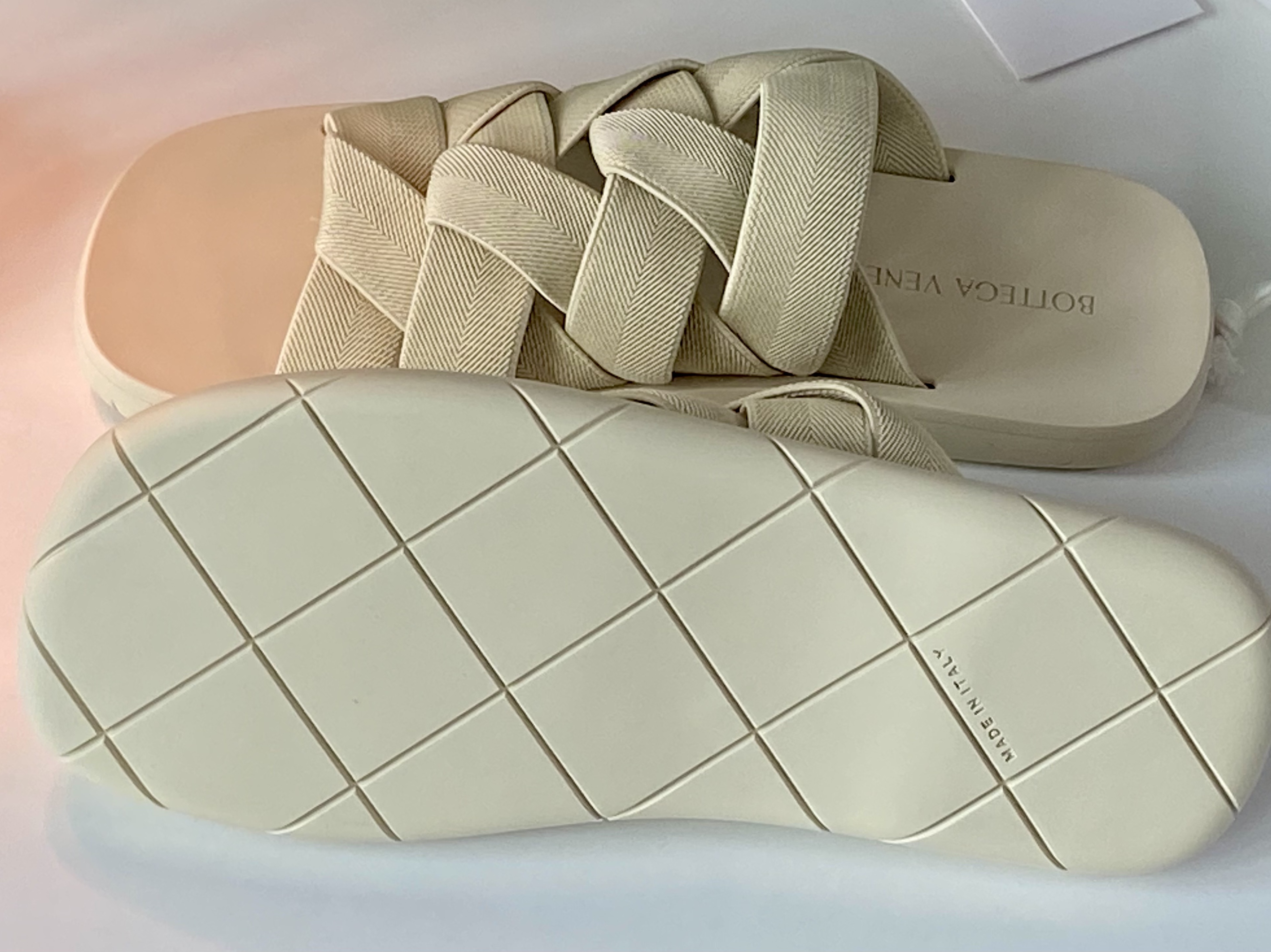 Bottega Veneta Plat Mule Sea Salt, Bottega Veneta Plat Mule Black 착용 스타일 - 4