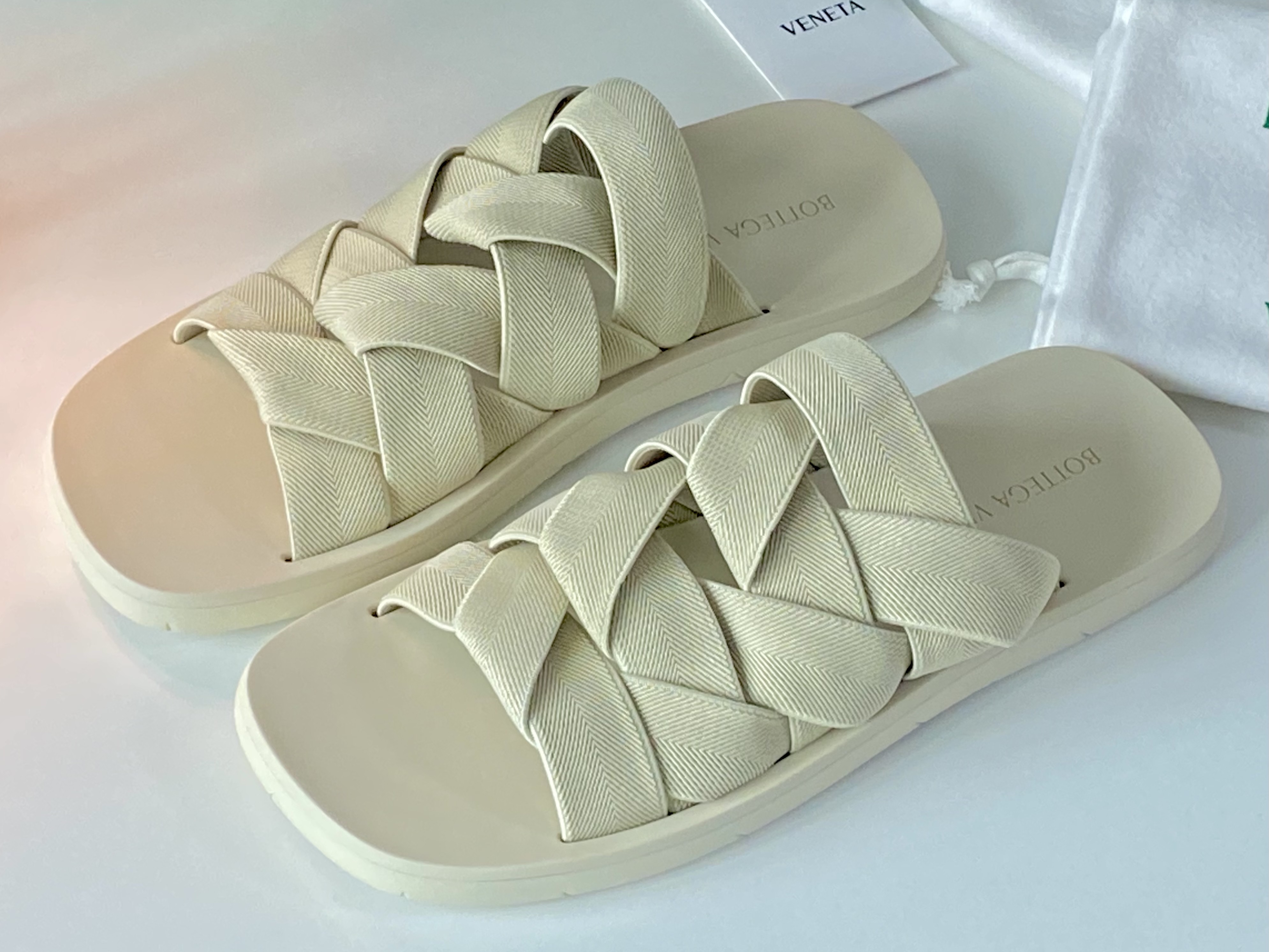 Bottega Veneta Plat Mule Sea Salt, Bottega Veneta Plat Mule Black 착용 스타일 - 1