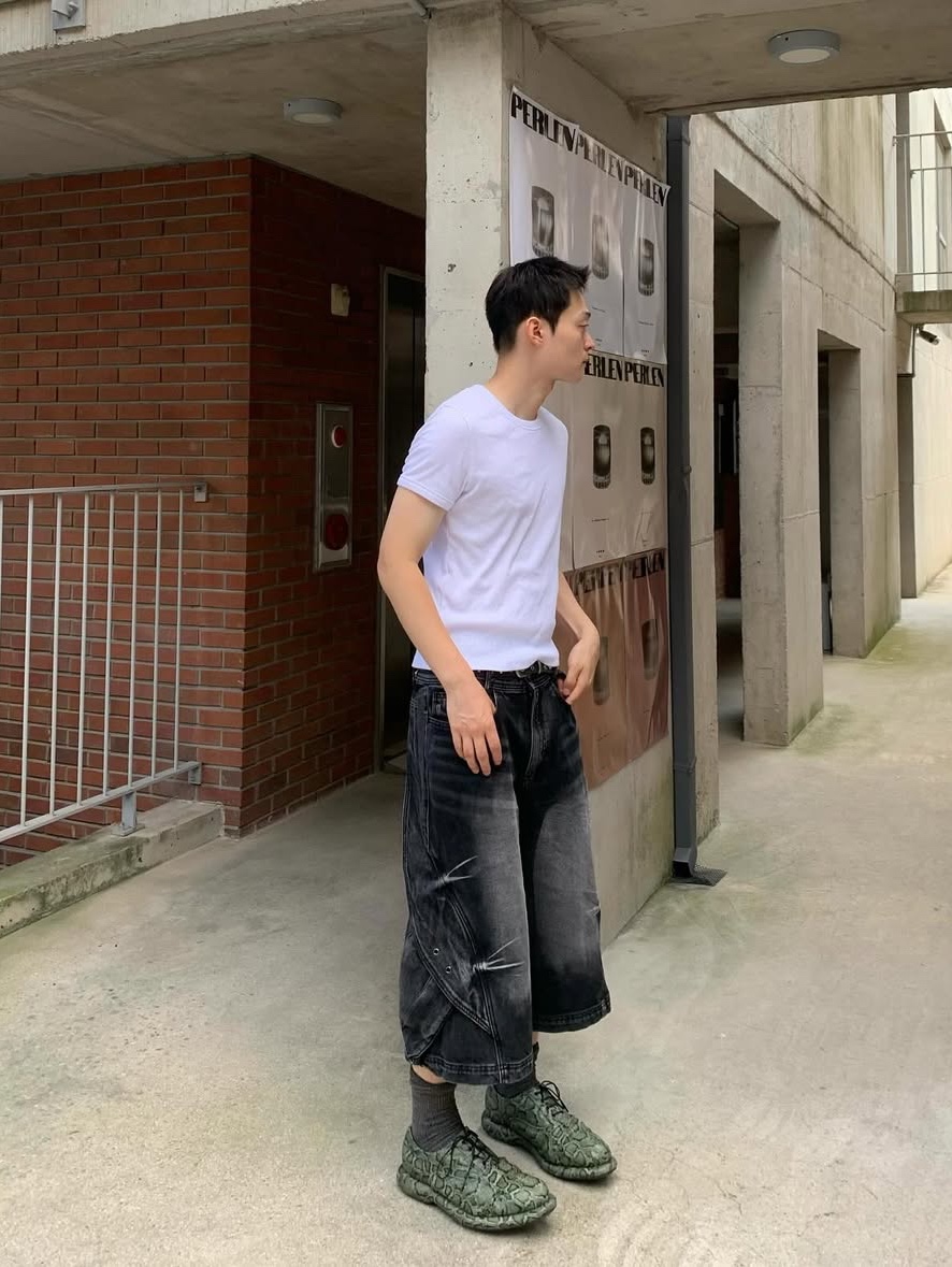 BLR Curved Cover Cargo Bermuda Washing Denim Pants Black 착용 스타일