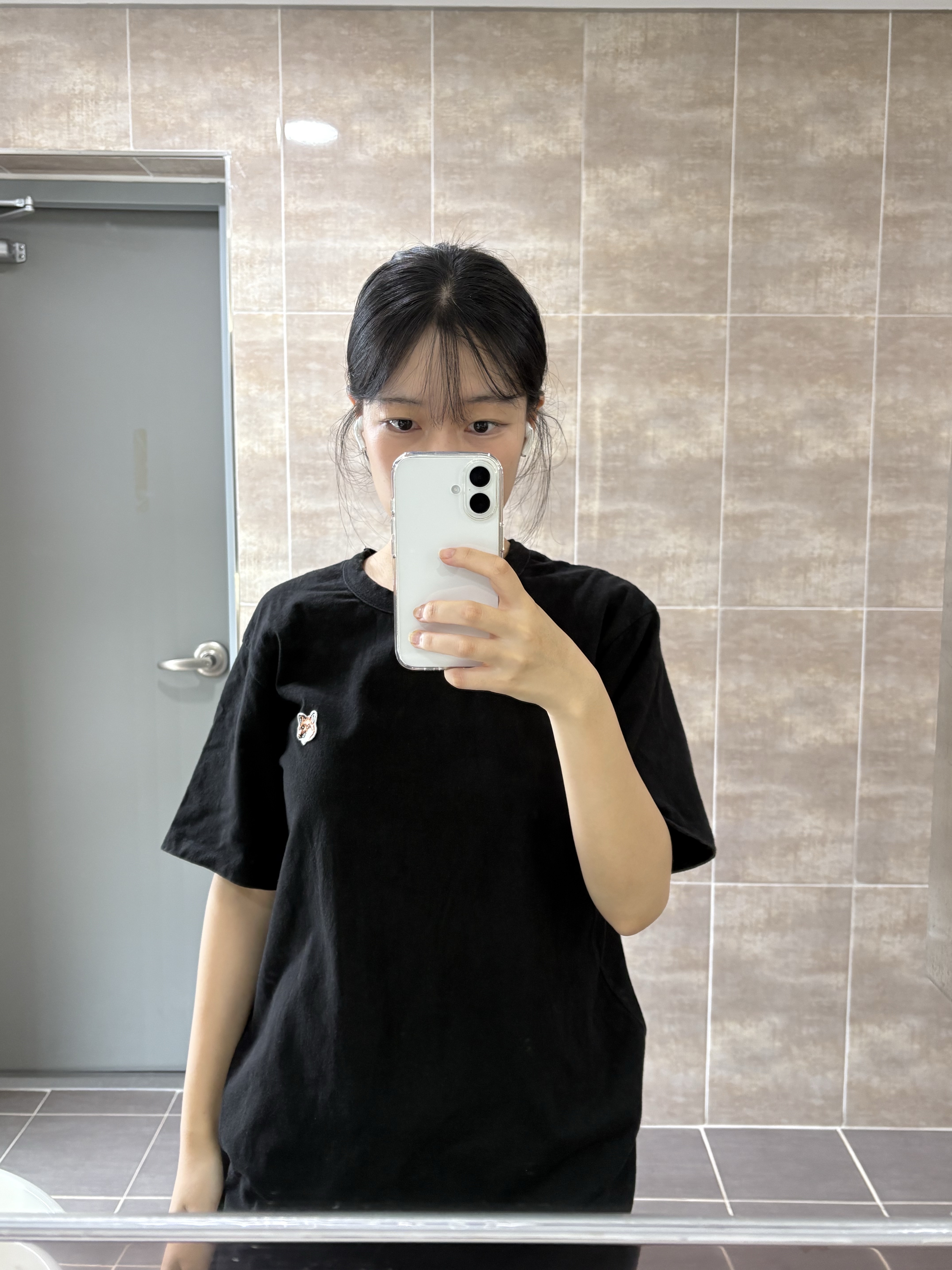 Maison Kitsune Fox Head Patch Regular T-Shirt Black 착용 스타일 - 2