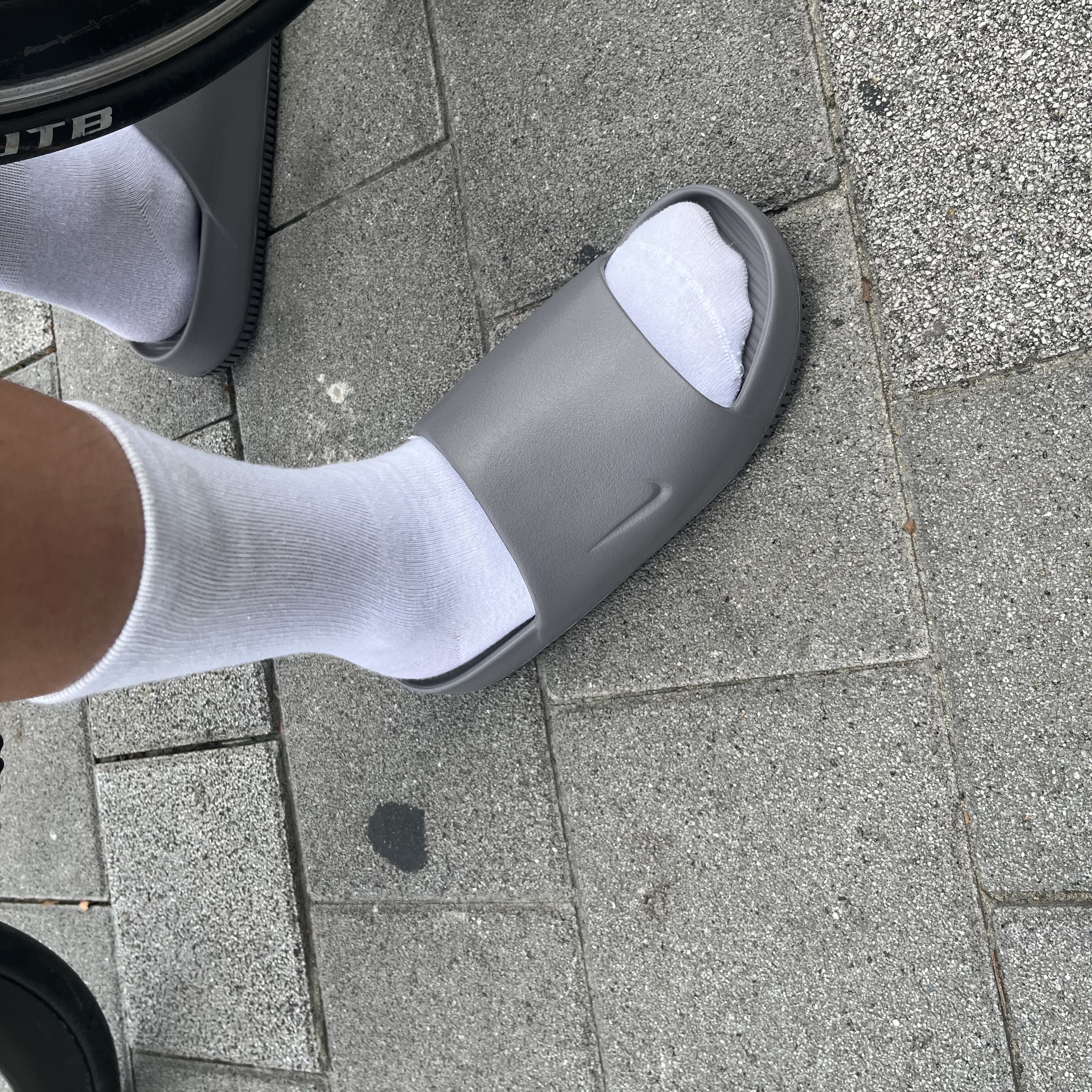 Nike Calm Slide Flat Pewter 착용 스타일