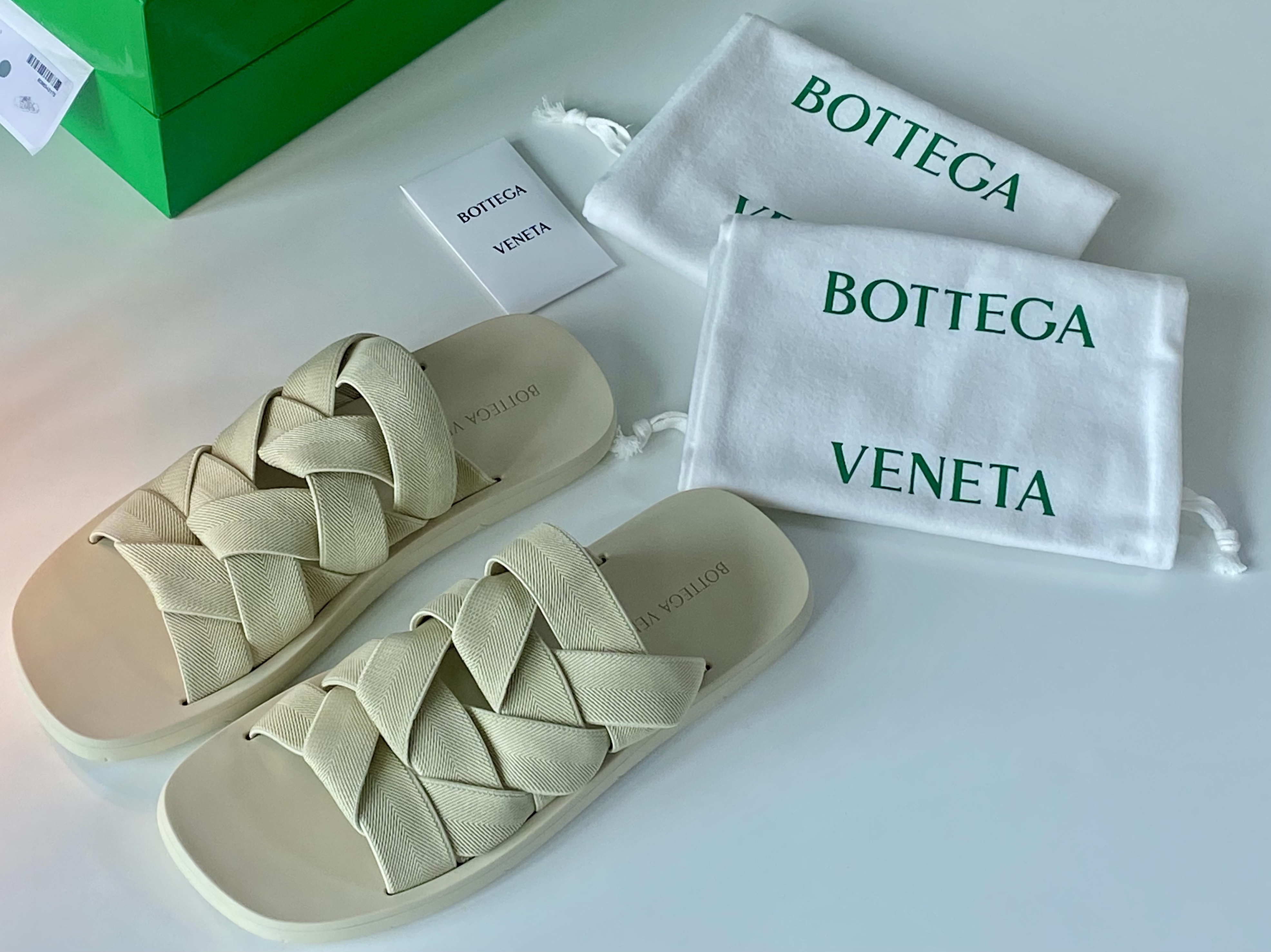 Bottega Veneta Plat Mule Sea Salt, Bottega Veneta Plat Mule Black 착용 스타일 - 7