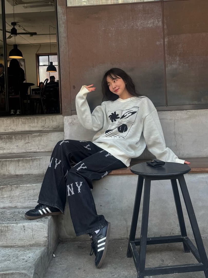 SLOW RECORD HOUSE Universe Logo Knit Ivory 착용 스타일 - 4