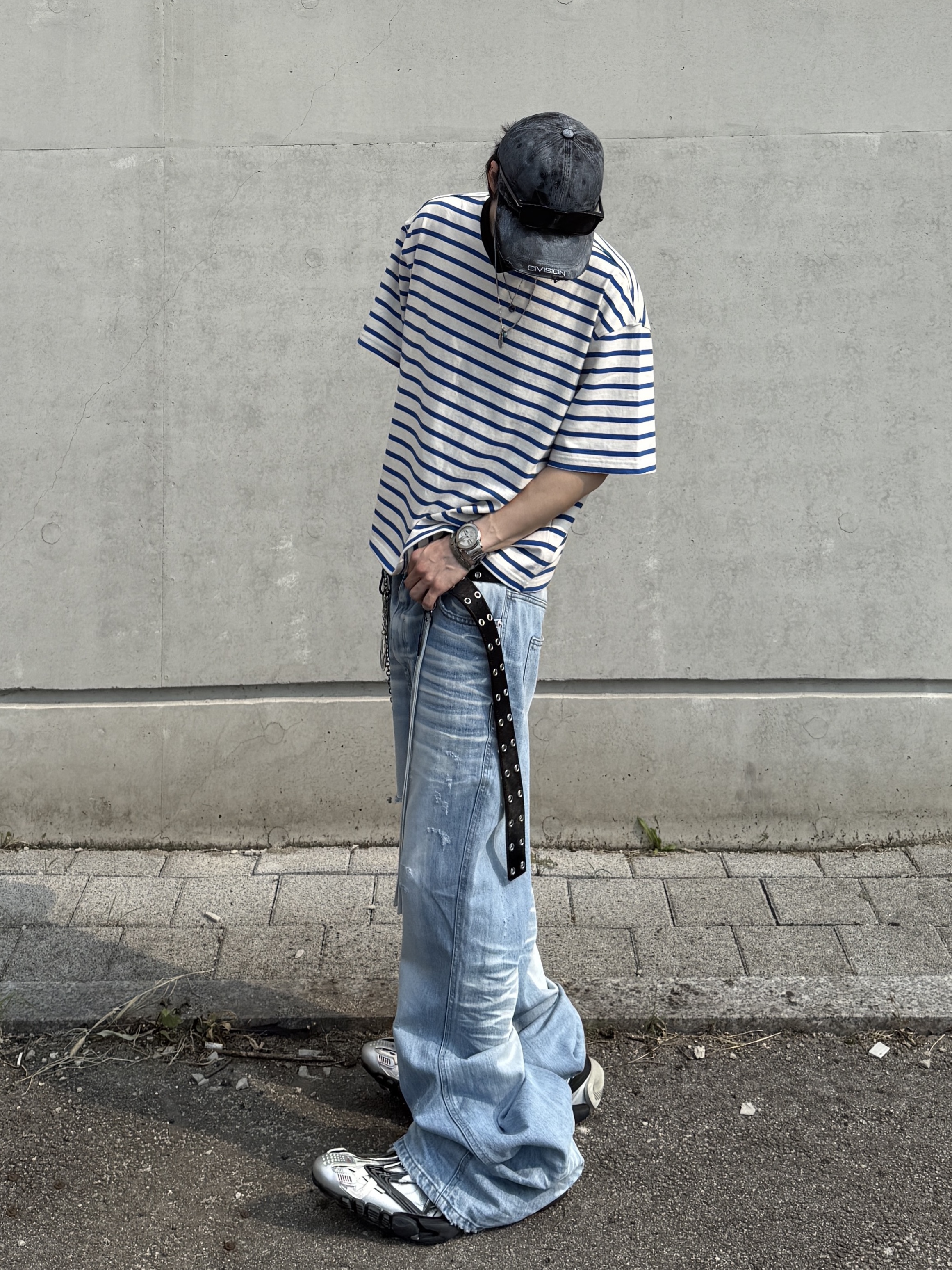 Nonnod Cropped V-neck T-shirt Blue stripe, Kamien x MJD Double Hole Belt Black Shearling Calfskin 착용 스타일 - 6