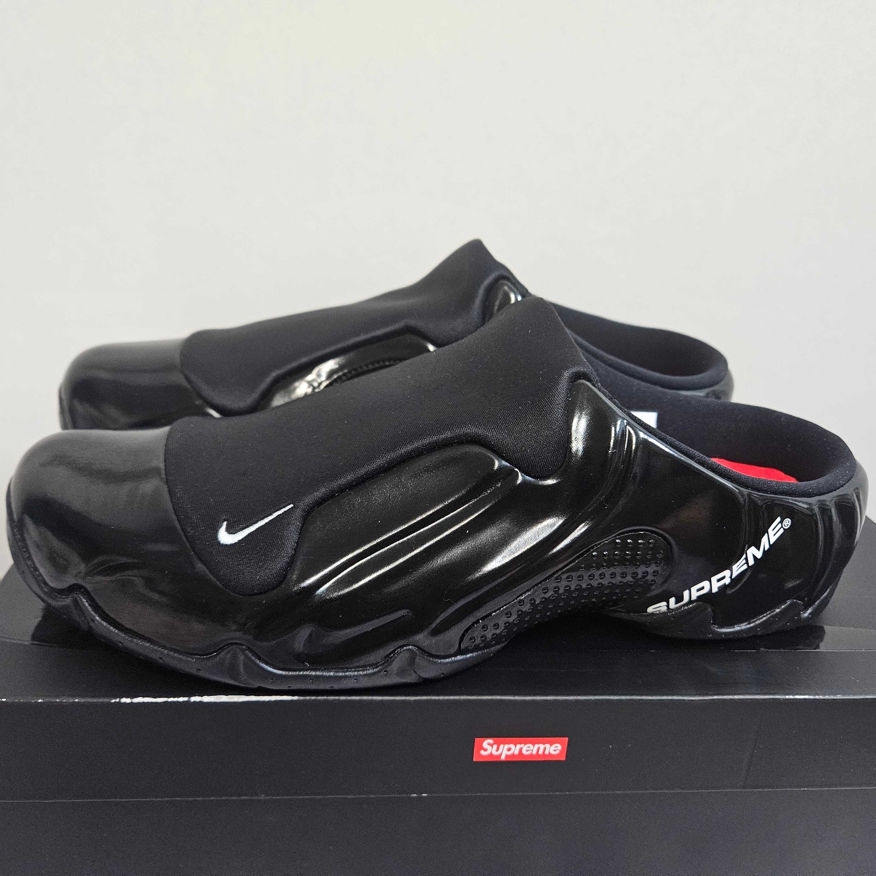 Nike x Supreme Clogposite Black - 24FW 착용 스타일