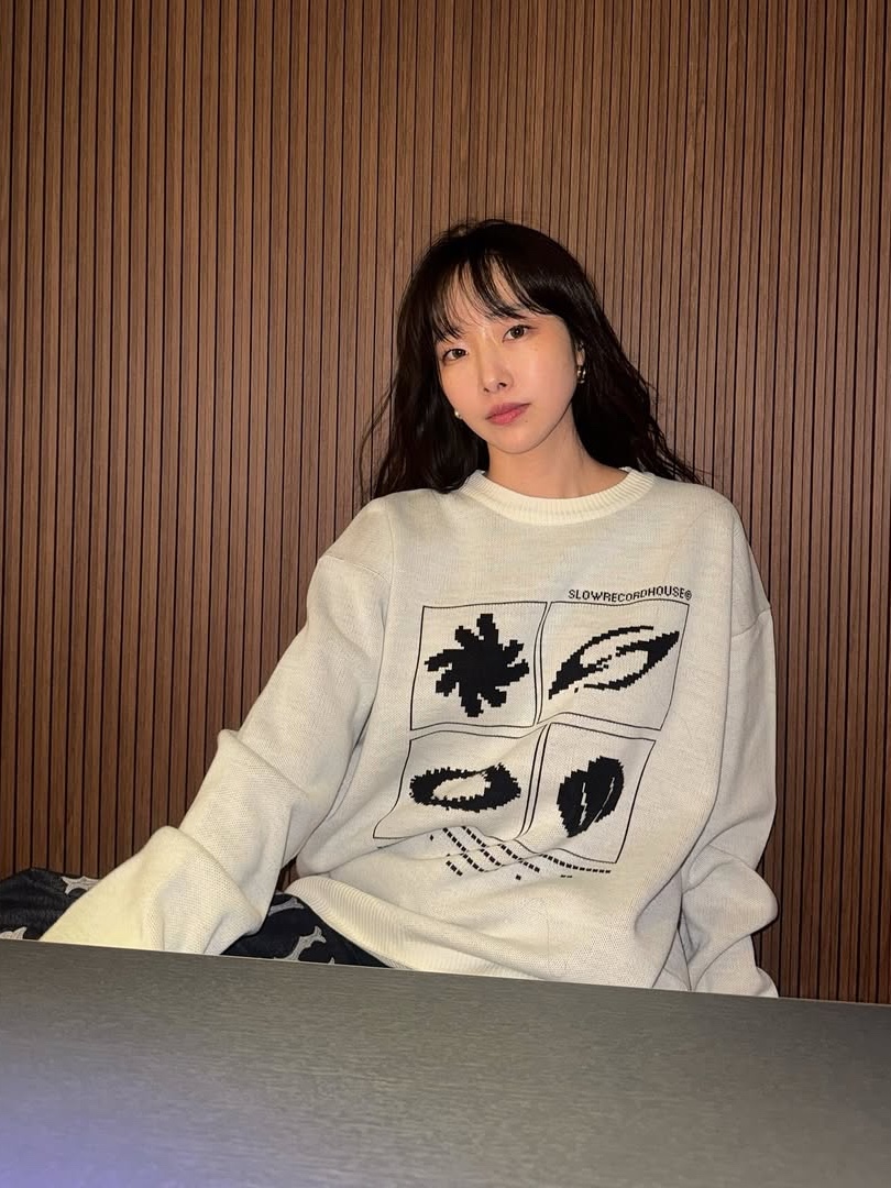 SLOW RECORD HOUSE Universe Logo Knit Ivory 착용 스타일 - 7