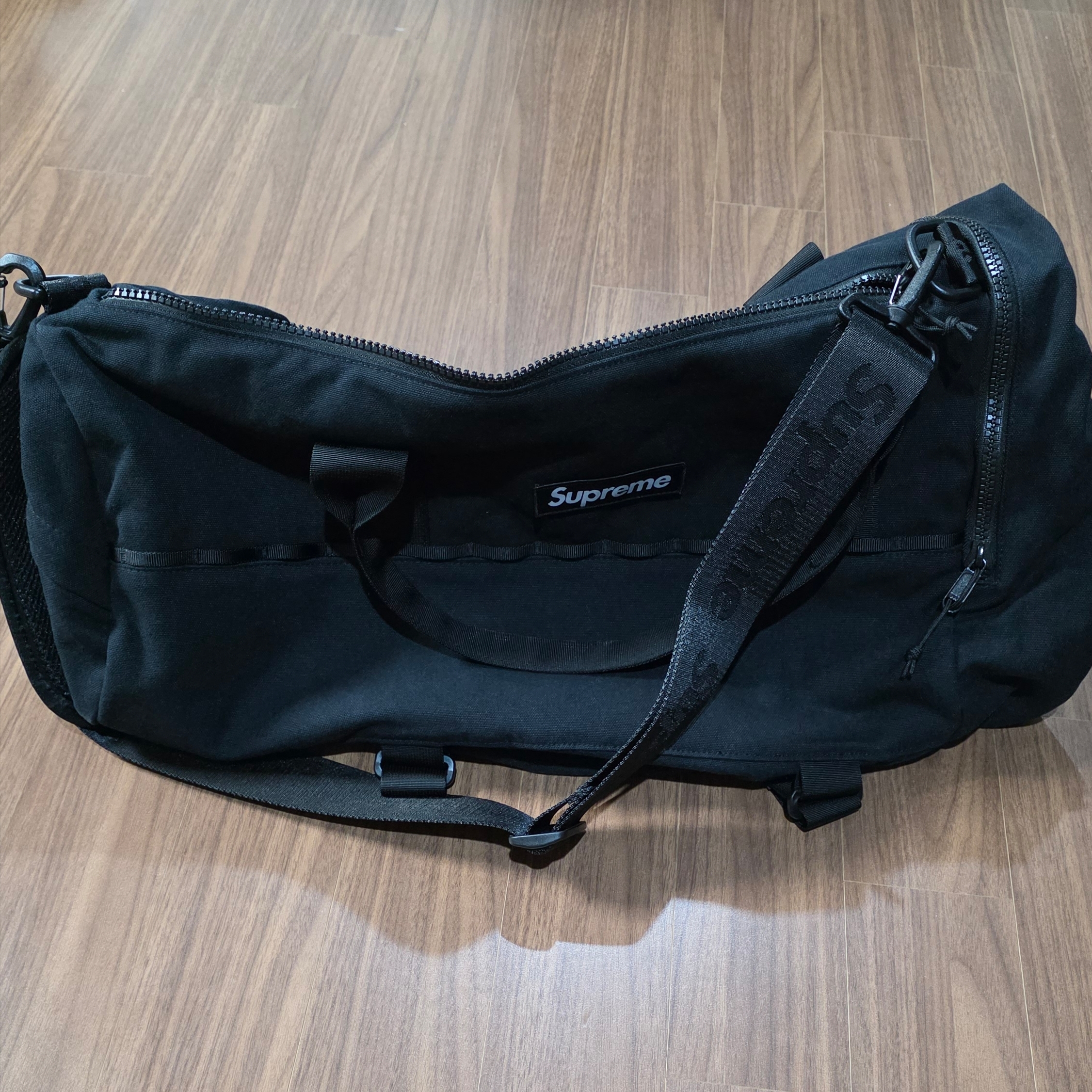 Supreme Duffle Bag Black - 25SS 착용 스타일 - 2