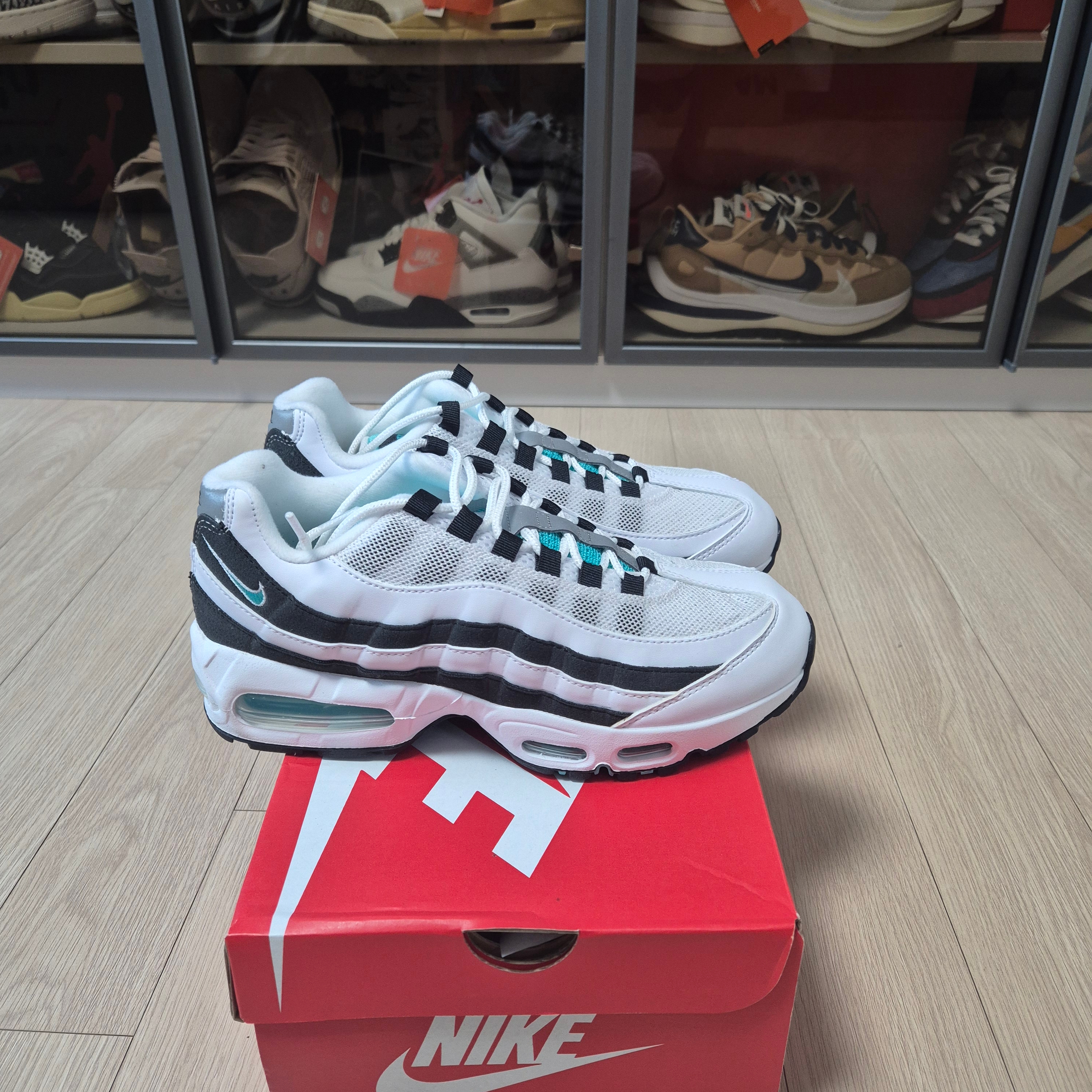 Nike Air Max 95 OG White and Black 착용 스타일 - 2