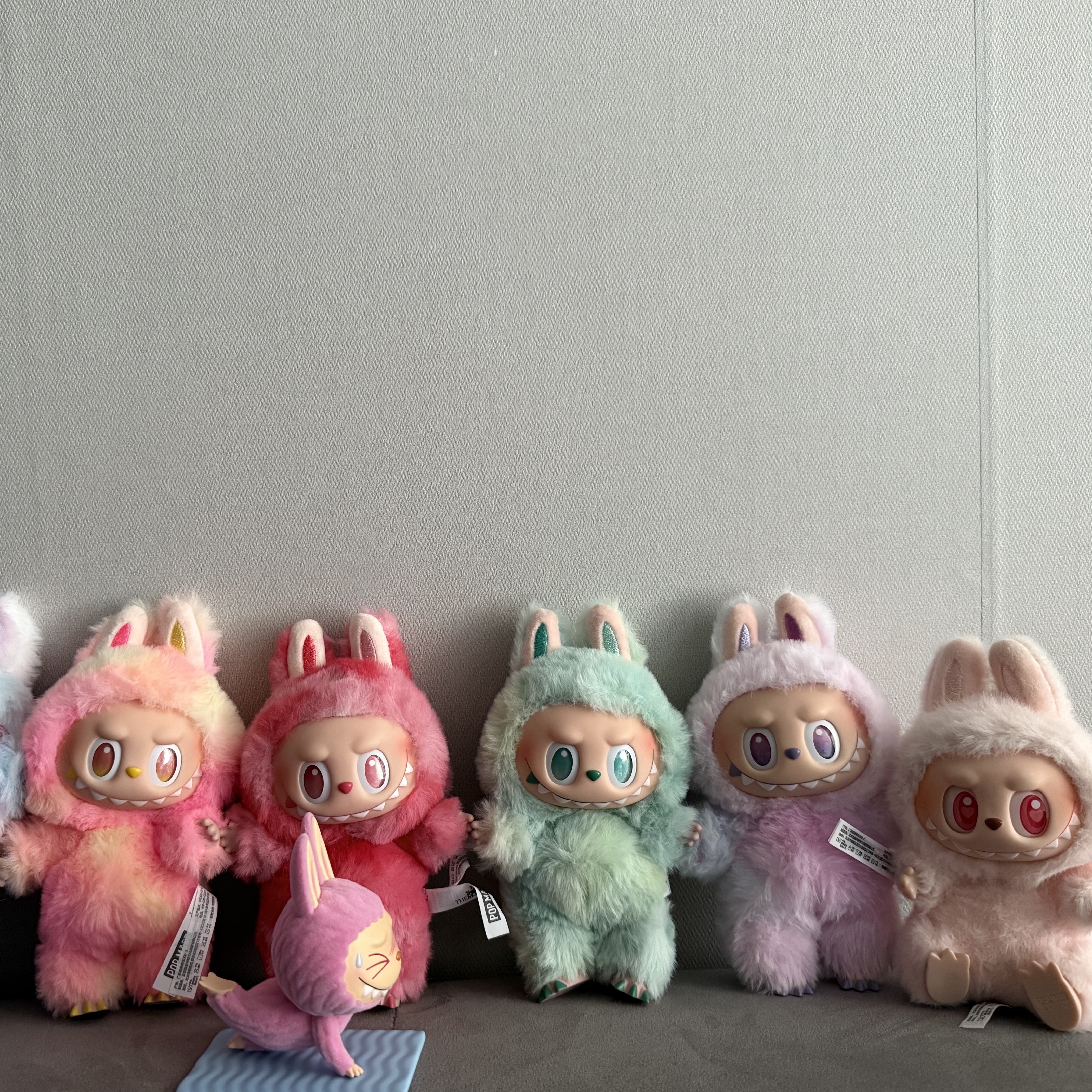 Pop Mart Labubu The Monsters Highlight Series Sealed Case (Bundle of 2/1 Blind Box), Pop Mart Labubu The Monsters Highlight Series Luck Keyring (Opened Case) 착용 스타일