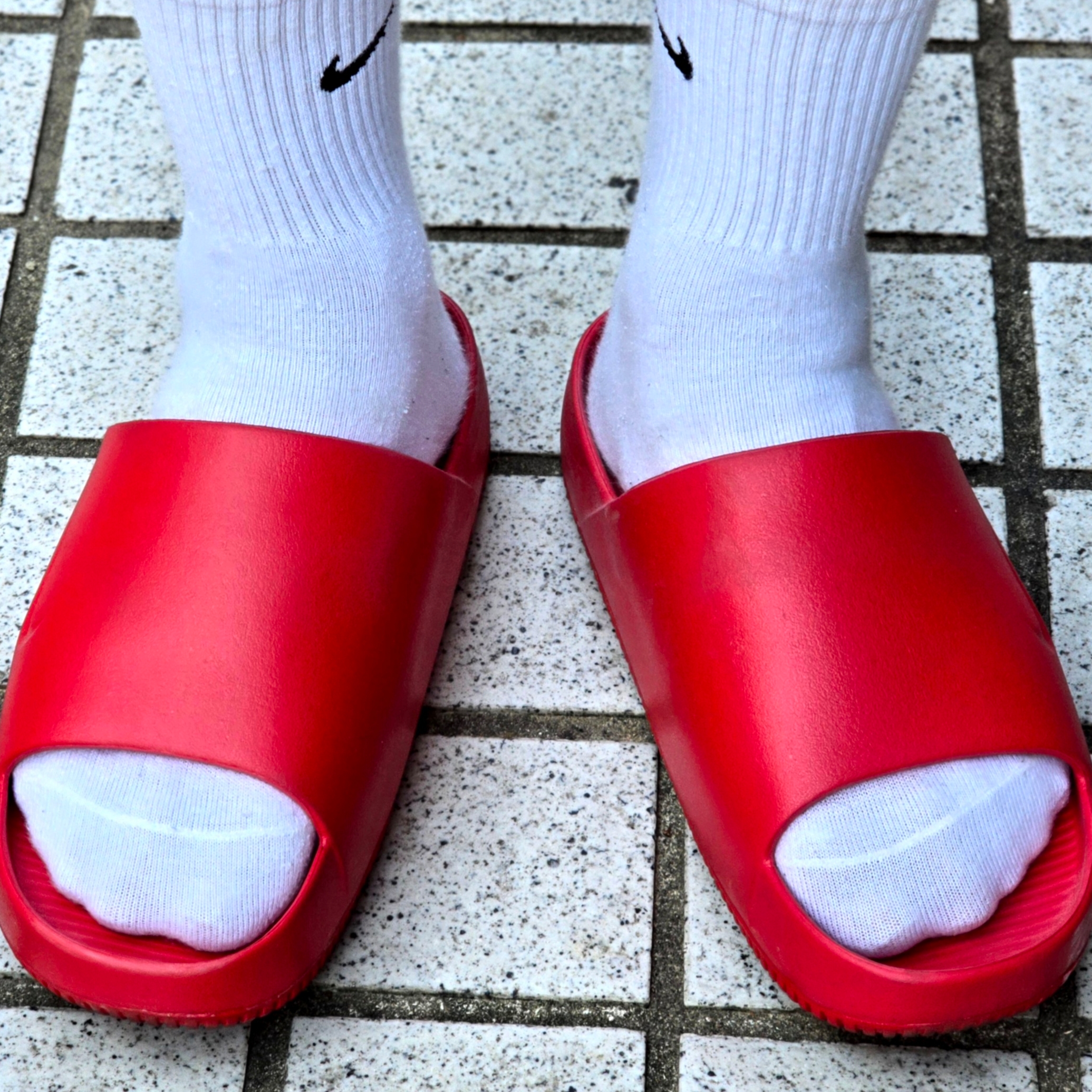 Nike Calm Slide University Red, Nike Everyday Lightweight Training Crew Socks White (3 Pack/Korean Ver.) 착용 스타일 - 1