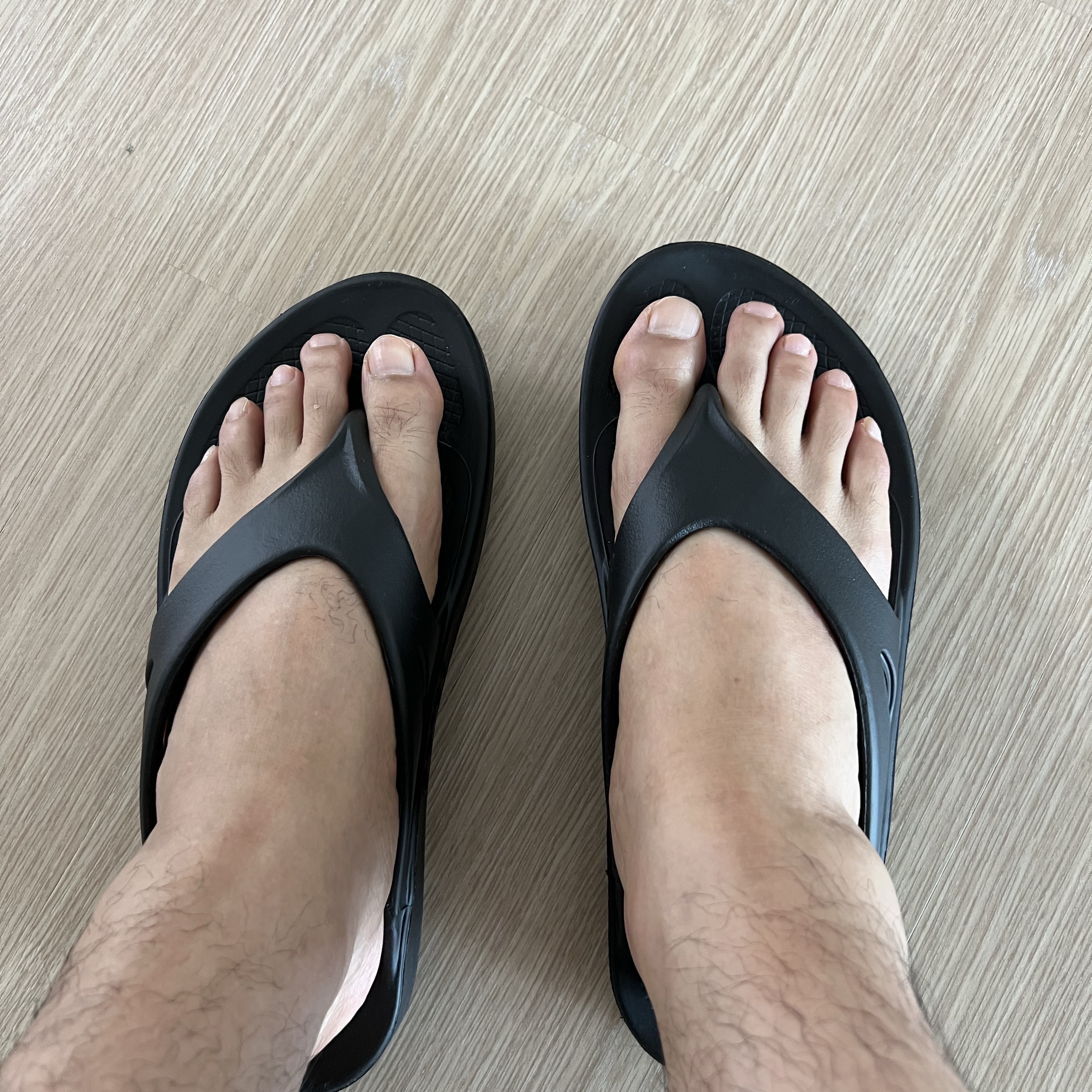 Oofos OOriginal Black 착용 스타일