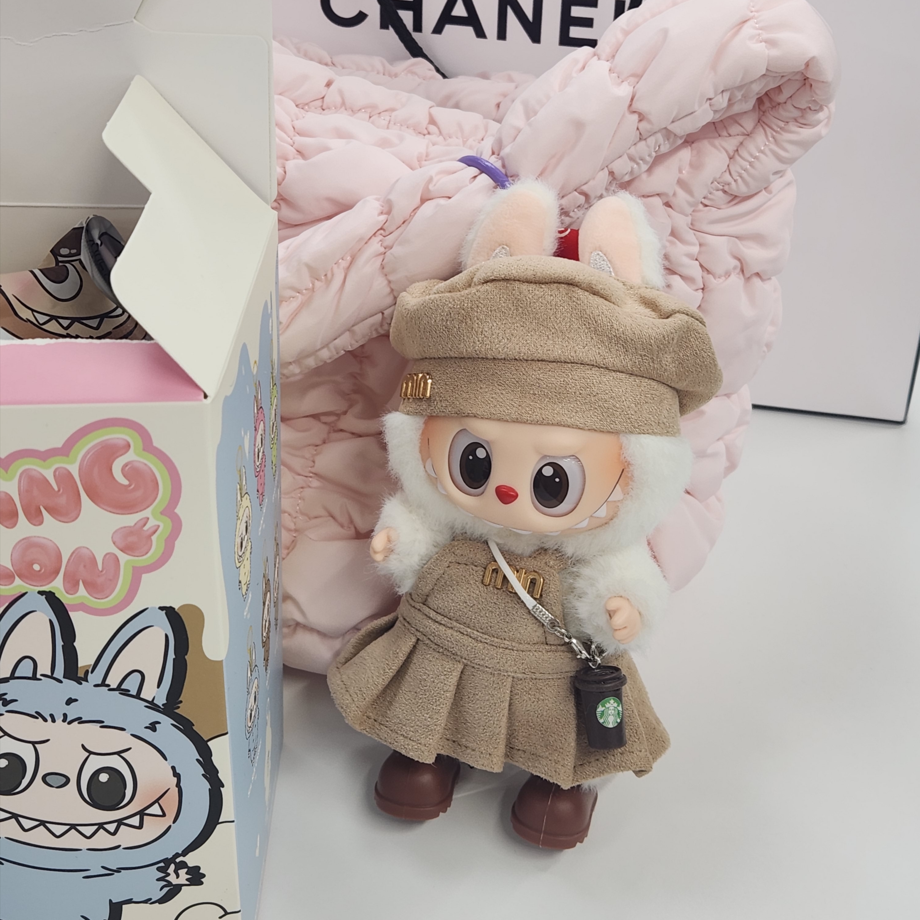 Pop Mart Labubu Coca Cola Series Surprise Shake Keyring (Opened Case), COS Quilted Messenger Bag Light Pink 착용 스타일 - 3