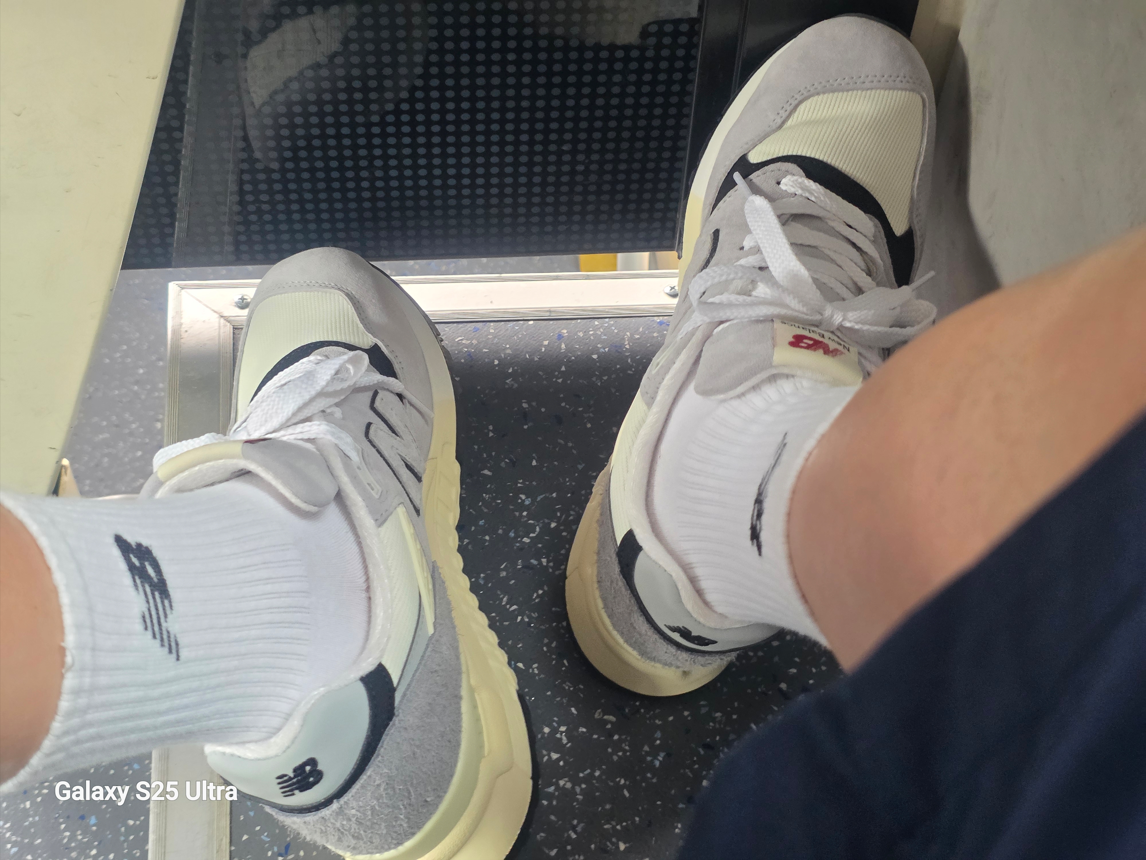 New Balance 998 Made in USA Grey Cream 착용 스타일 - 2