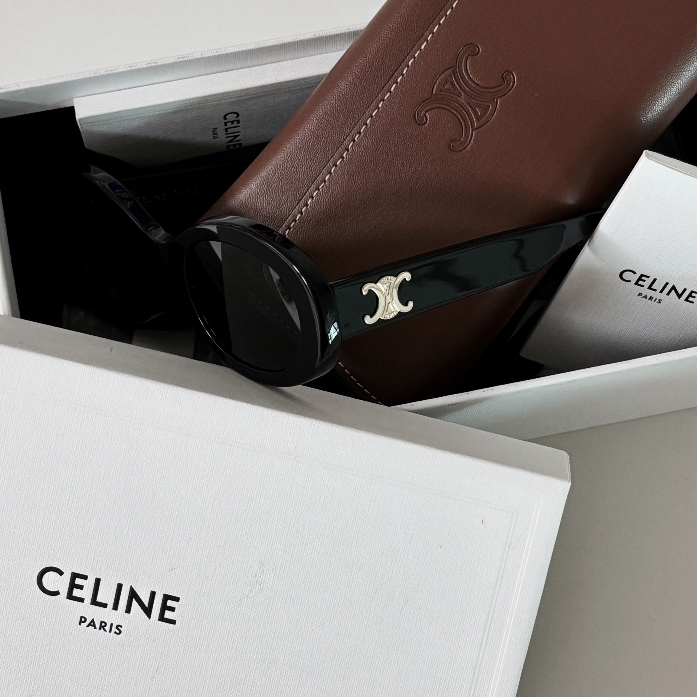 (W) Celine Triomphe 01 Sunglasses in Acetate Black 착용 스타일