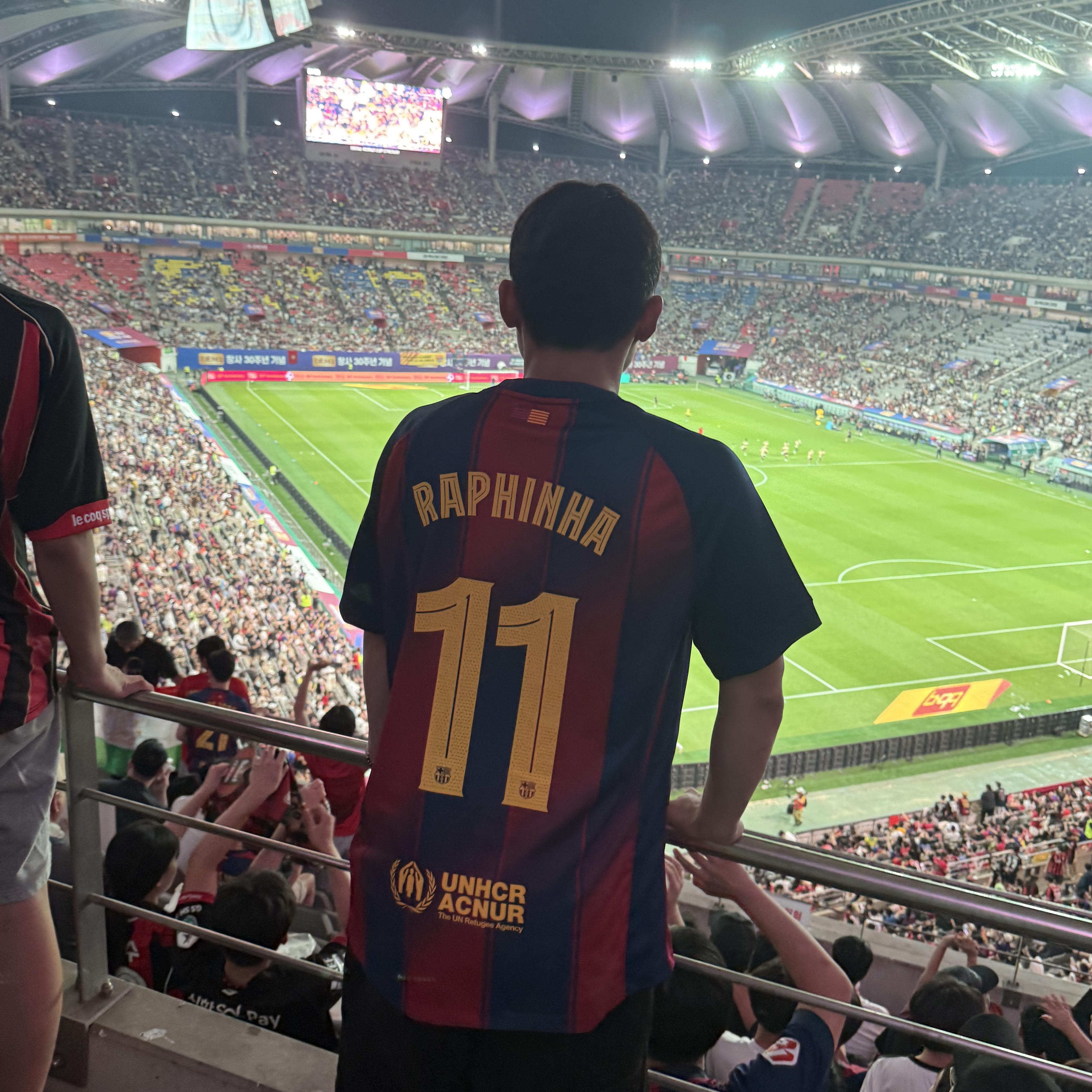 Nike FC Barcelona 2025/26 Stadium Home Dri-Fit Football Replica Jersey Deep Royal Blue Noble Red (Non Marking Ver.) 착용 스타일